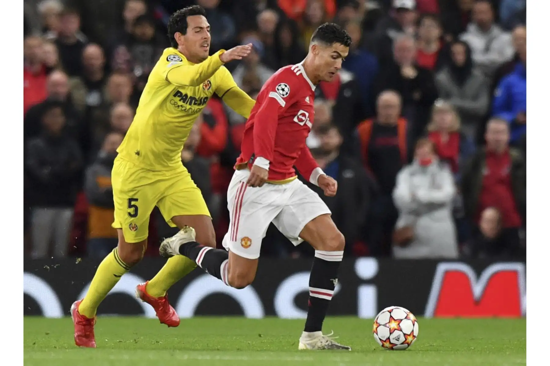 El centrocampista español del Villarreal Daniel Parejo (izq.) Compite con el delantero portugués del Manchester United, Cristiano Ronaldo, durante el partido de fútbol del grupo F de la Liga de Campeones de la UEFA entre el Manchester United y el Villarreal en el estadio Old Trafford de Manchester, noroeste de Inglaterra, el 29 de septiembre de 2021. Foto: AFP