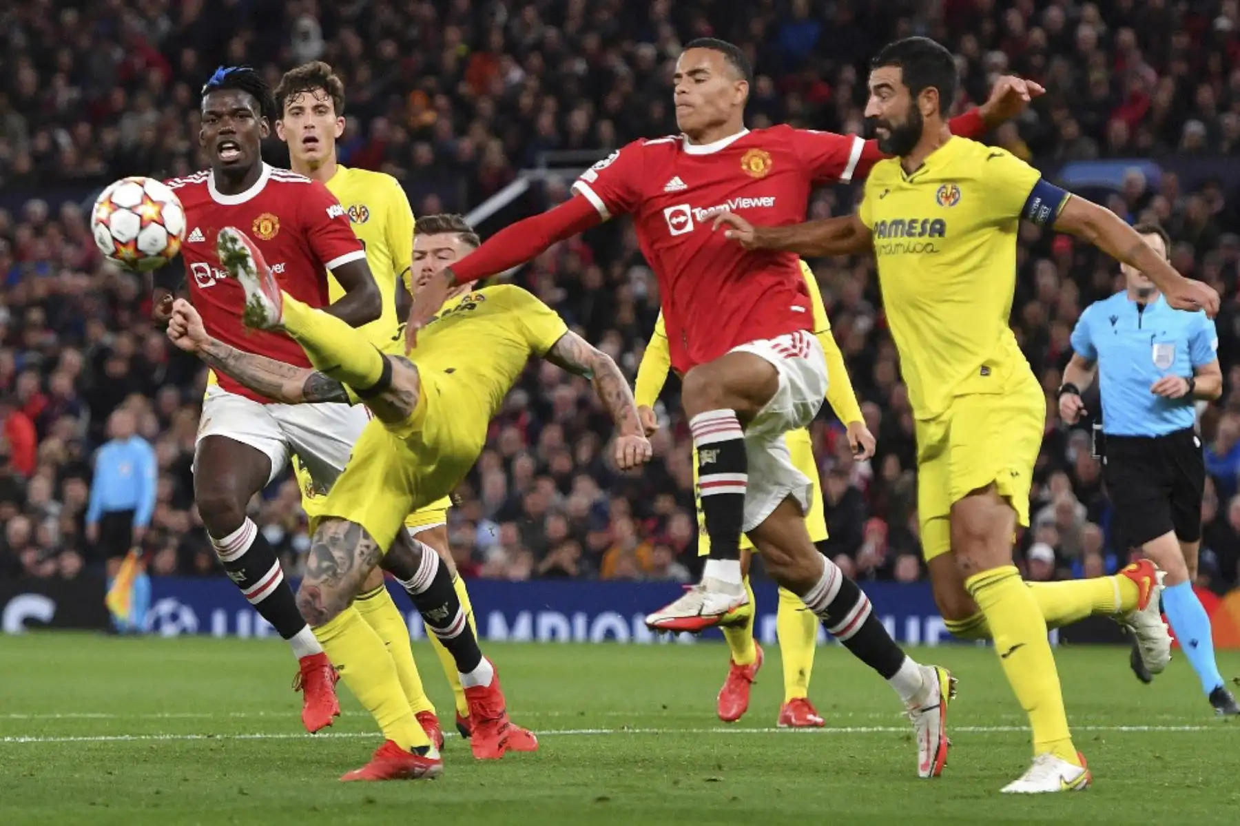 El defensor español del Villarreal Alberto Moreno borra el balón del parche del centrocampista francés del Manchester United Paul Pogba y el delantero inglés del Manchester United Mason Greenwood durante el partido de fútbol del grupo F de la Liga de Campeones de la UEFA entre el Manchester United y el Villarreal en Old Estadio Trafford en Manchester, noroeste de Inglaterra, el 29 de septiembre de 2021. Foto: AFP