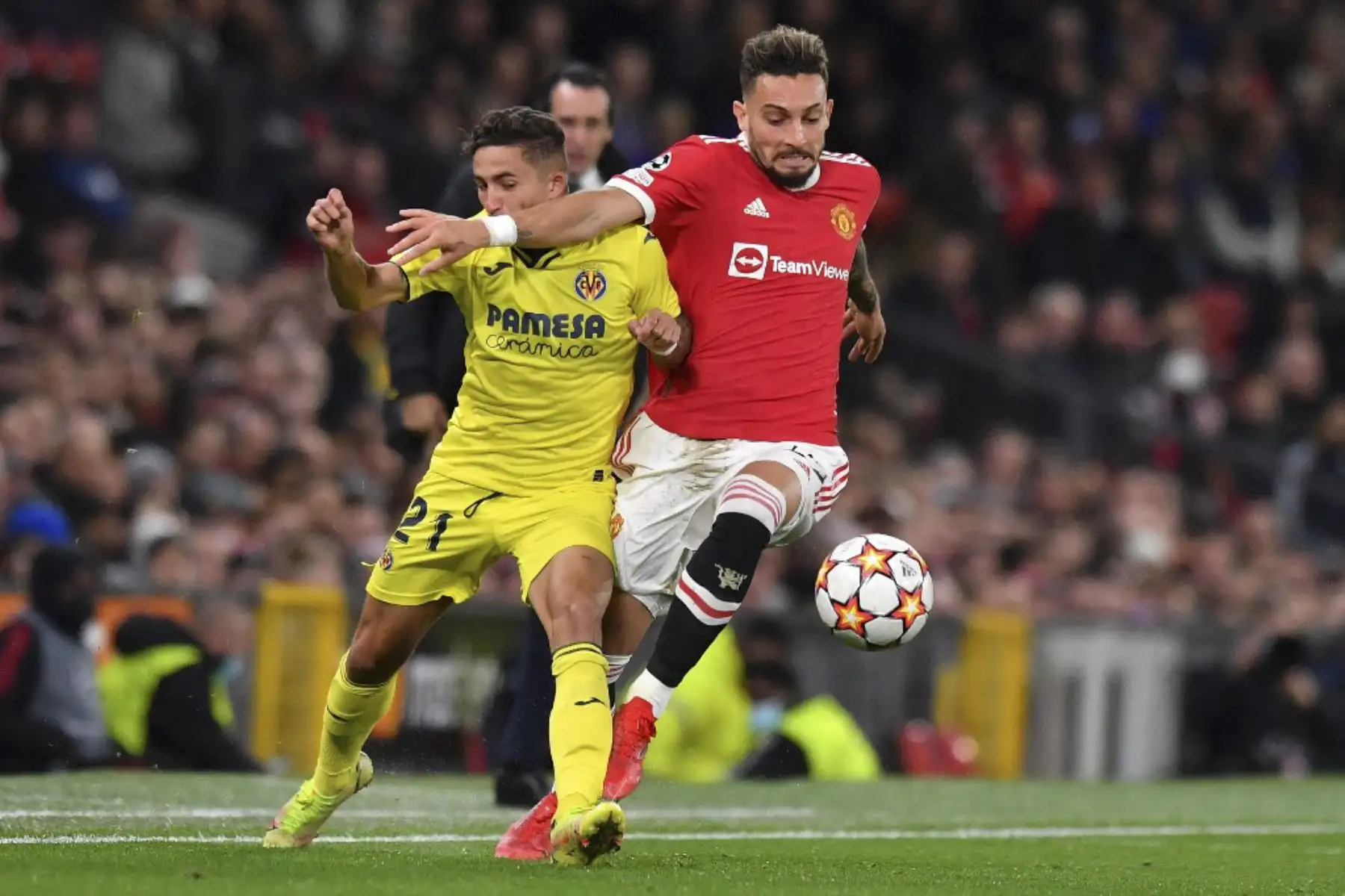 El delantero español del Villarreal, Yeremi Pino (izq.), Compite con el defensor brasileño del Manchester United, Alex Telles, durante el partido de fútbol del grupo F de la Liga de Campeones de la UEFA entre el Manchester United y el Villarreal en el estadio Old Trafford de Manchester, noroeste de Inglaterra, el 29 de septiembre de 2021. Foto: AFP