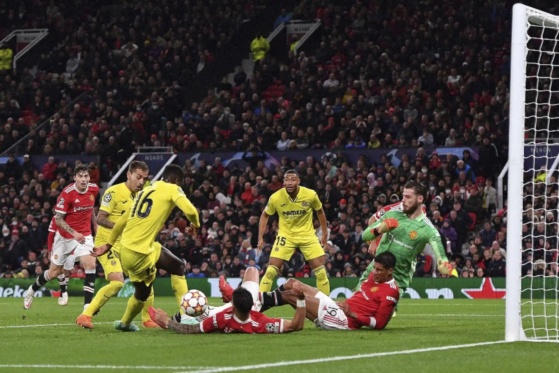 El delantero senegalés del Villarreal Boulaye Dia dispara pero no logra anotar durante el partido de fútbol del grupo F de la Liga de Campeones de la UEFA entre el Manchester United y el Villarreal en el estadio Old Trafford de Manchester, noroeste de Inglaterra, el 29 de septiembre de 2021. Foto: AFP