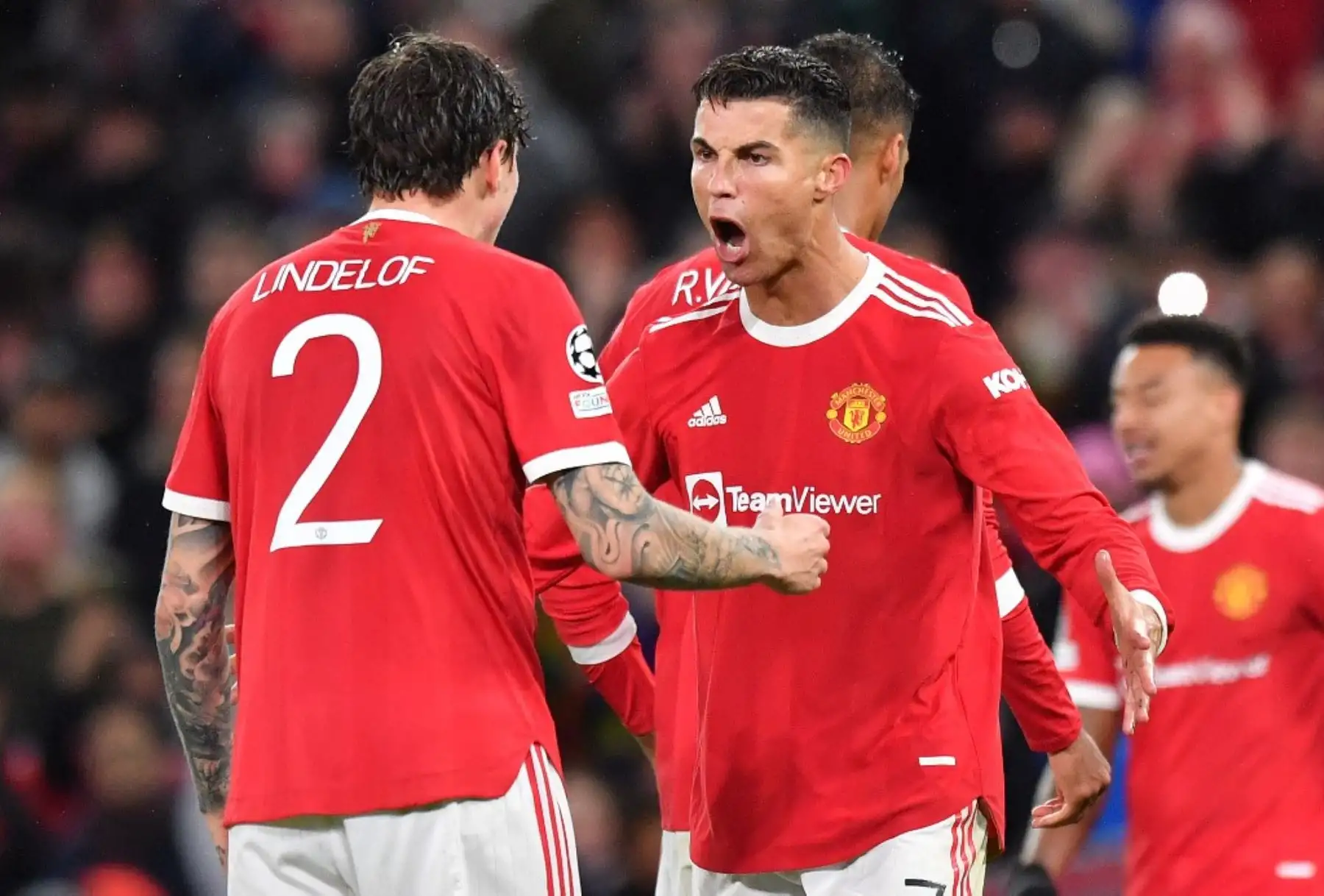 El delantero portugués del Manchester United, Cristiano Ronaldo, celebra con el defensa sueco del Manchester United Victor Lindelof en el pitido final del partido de fútbol del grupo F de la Liga de Campeones de la UEFA entre el Manchester United y el Villarreal en el estadio Old Trafford de Manchester, noroeste de Inglaterra, el 29 de septiembre. 2021. Foto: AFP