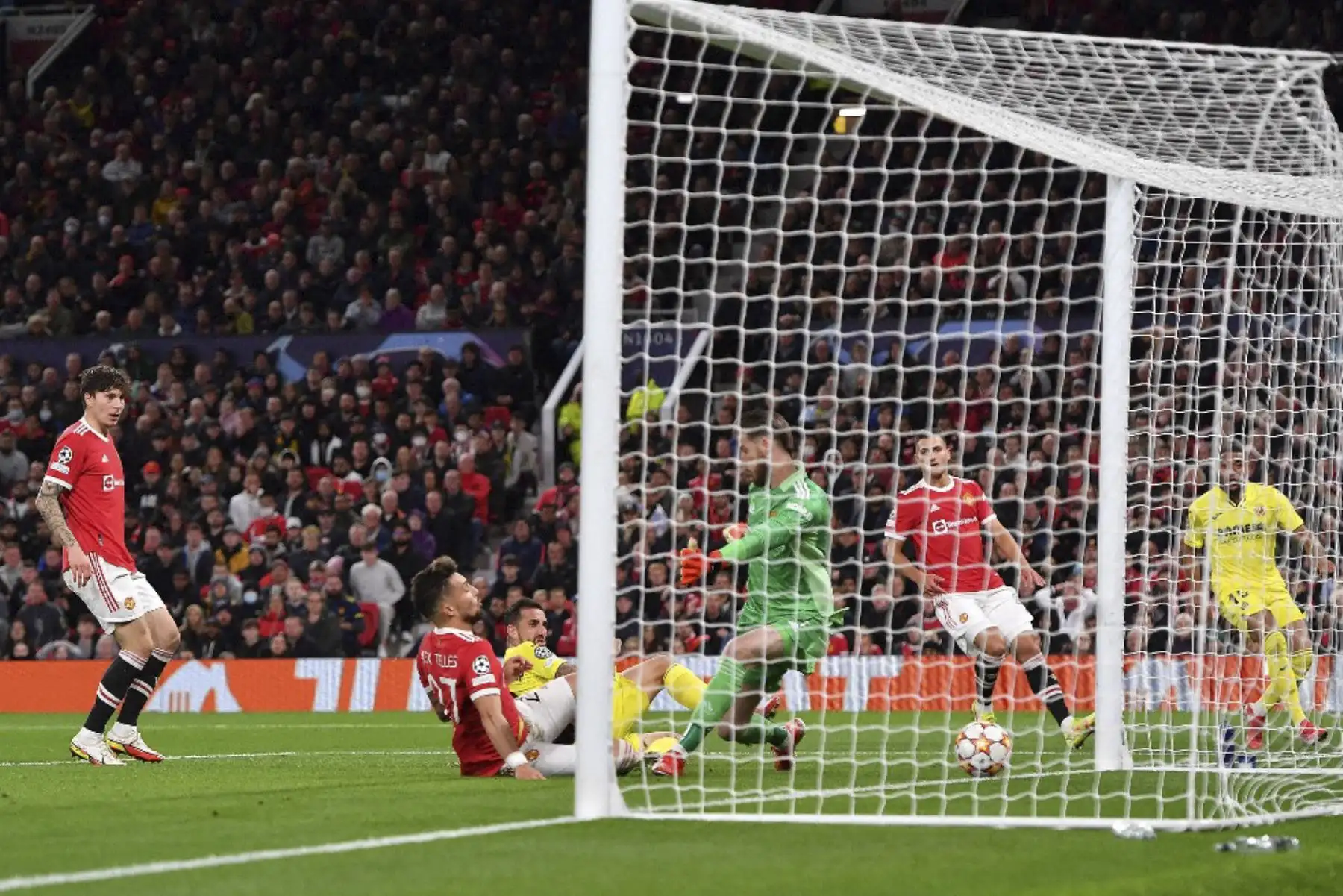 El delantero español del Villarreal, Paco Alcacer (3L), marca el gol de apertura ante el portero español del Manchester United, David de Gea, durante el partido de fútbol del grupo F de la Liga de Campeones de la UEFA entre el Manchester United y el Villarreal en el estadio Old Trafford de Manchester, noroeste de Inglaterra, el 29 de septiembre de 2021. Foto: AFP