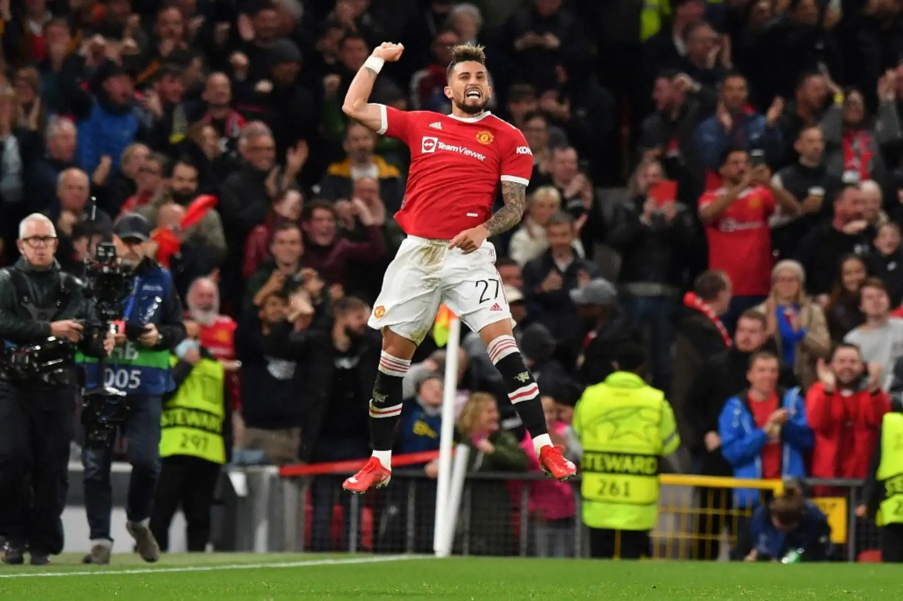 El defensa brasileño del Manchester United Alex Telles celebra tras anotar el gol del empate durante el partido de fútbol del grupo F de la Liga de Campeones de la UEFA entre el Manchester United y el Villarreal en el estadio Old Trafford de Manchester, noroeste de Inglaterra, el 29 de septiembre de 2021. Foto: AFP
