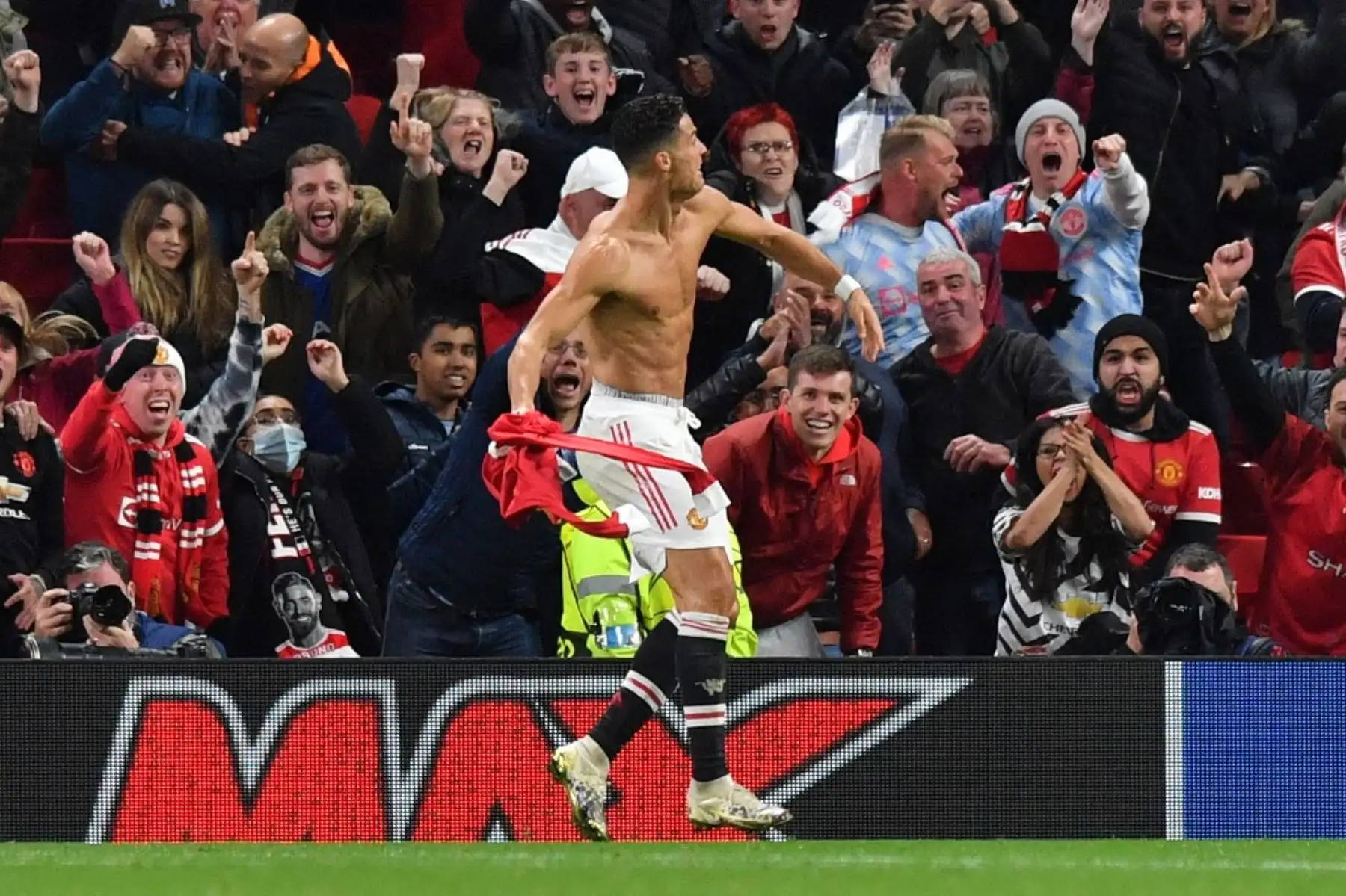 El delantero portugués del Manchester United, Cristiano Ronaldo, celebra anotar el segundo gol de su equipo durante el partido de fútbol del grupo F de la Liga de Campeones de la UEFA entre el Manchester United y el Villarreal en el estadio Old Trafford de Manchester, noroeste de Inglaterra, el 29 de septiembre de 2021. Foto: AFP