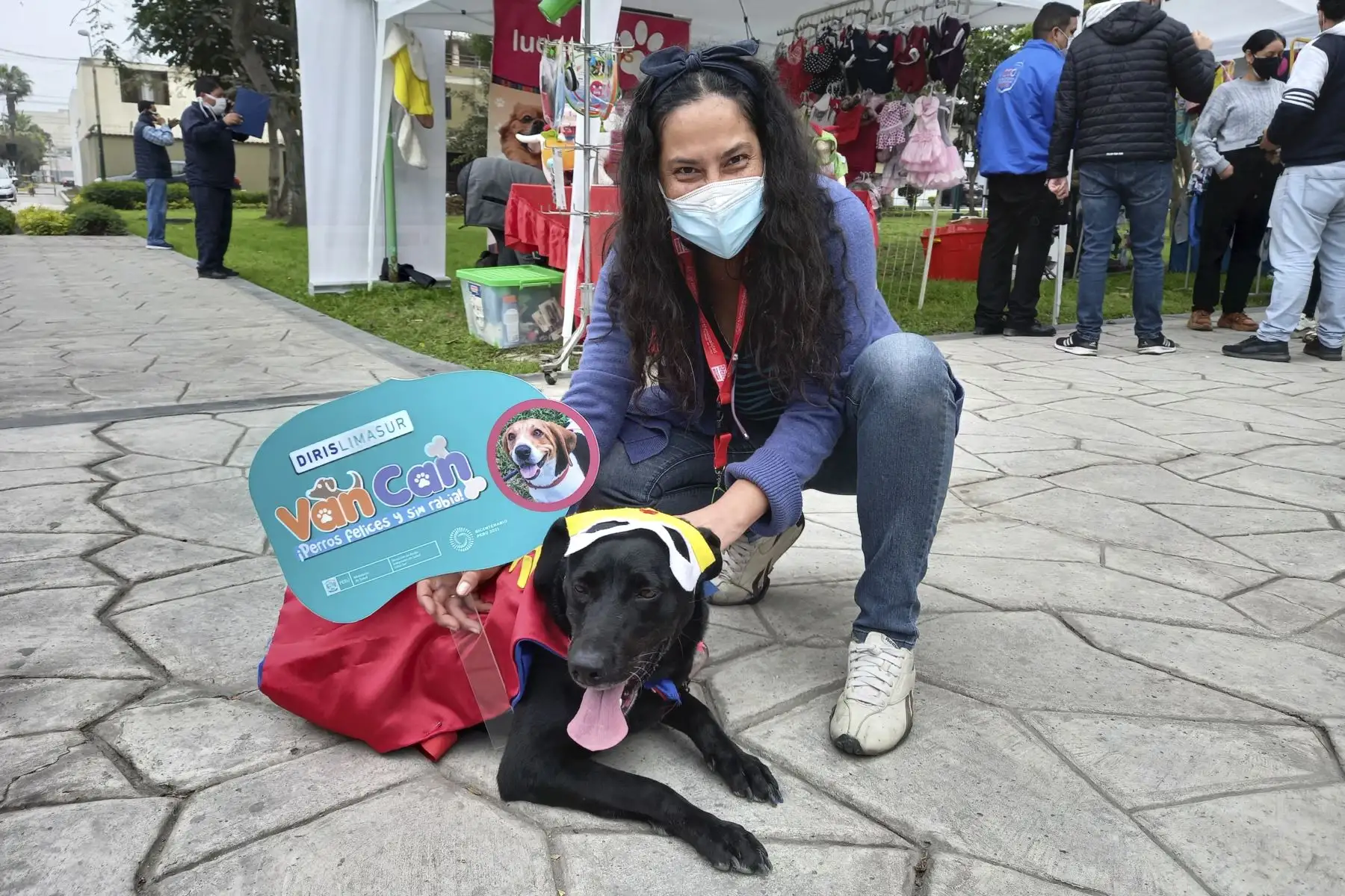 Desde el 01 al 10 de octubre la Diris Lima Sur protegerá contra la rabia a más de 228 mil perros en la campaña antirrábica canina VAN CAN 2021. Para el desarrollo del VAN CAN 2021 la Diris Lima Sur está habilitando 380 puntos de vacunación canina ubicados en los alrededores de los establecimientos de salud, espacios públicos como parques y mercados, además del barrido casa por casa. Foto: Diris Lima Sur