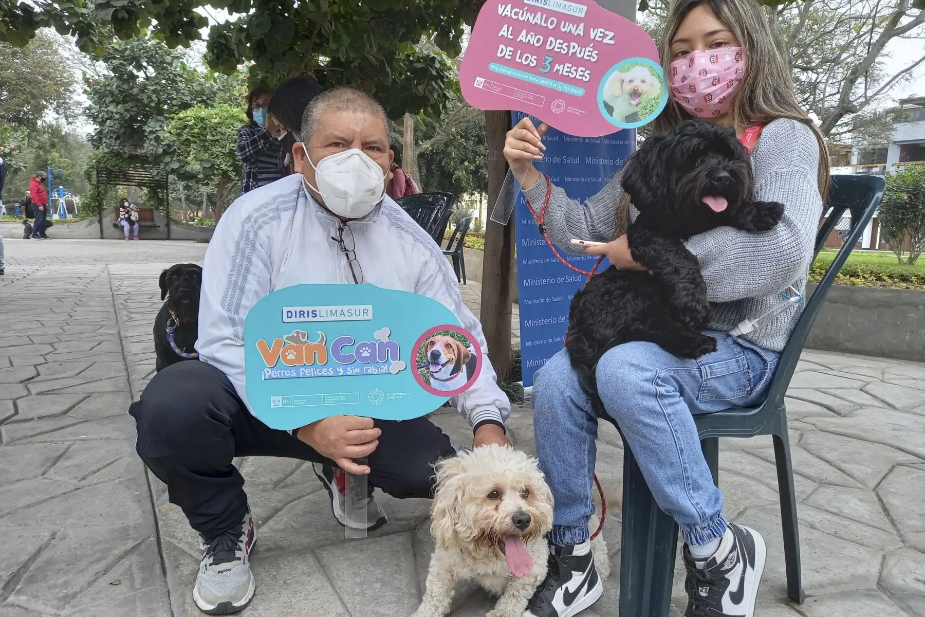Desde el 01 al 10 de octubre la Diris Lima Sur protegerá contra la rabia a más de 228 mil perros en la campaña antirrábica canina VAN CAN 2021. Para el desarrollo del VAN CAN 2021 la Diris Lima Sur está habilitando 380 puntos de vacunación canina ubicados en los alrededores de los establecimientos de salud, espacios públicos como parques y mercados, además del barrido casa por casa. Foto: Diris Lima Sur