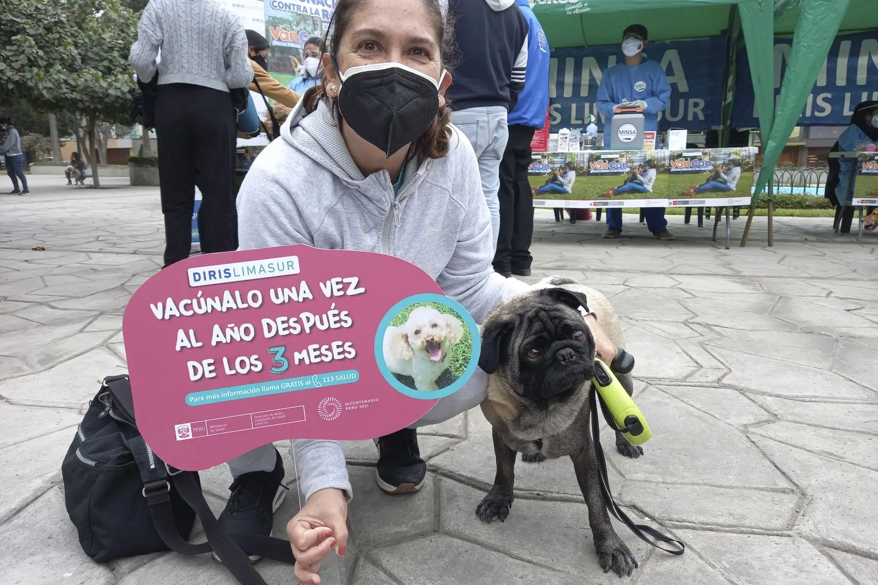 Desde el 01 al 10 de octubre la Diris Lima Sur protegerá contra la rabia a más de 228 mil perros en la campaña antirrábica canina VAN CAN 2021. Para el desarrollo del VAN CAN 2021 la Diris Lima Sur está habilitando 380 puntos de vacunación canina ubicados en los alrededores de los establecimientos de salud, espacios públicos como parques y mercados, además del barrido casa por casa. Foto: Diris Lima Sur
