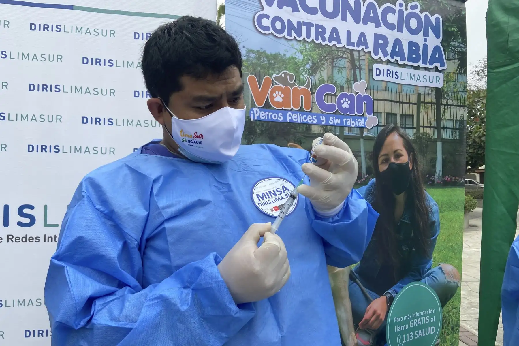 Desde el 01 al 10 de octubre la Diris Lima Sur protegerá contra la rabia a más de 228 mil perros en la campaña antirrábica canina VAN CAN 2021. Para el desarrollo del VAN CAN 2021 la Diris Lima Sur está habilitando 380 puntos de vacunación canina ubicados en los alrededores de los establecimientos de salud, espacios públicos como parques y mercados, además del barrido casa por casa. Foto: Diris Lima Sur