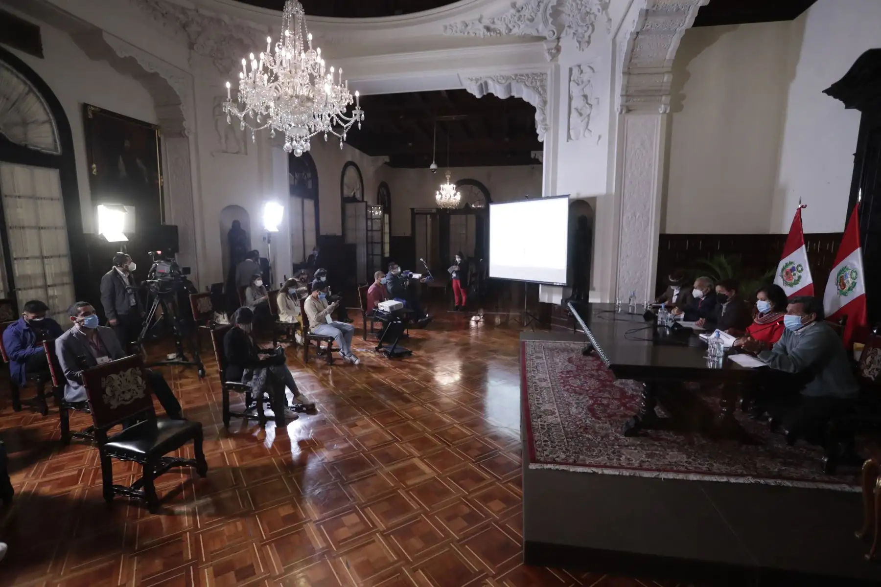 El presidente del Consejo de Ministros, Guido Bellido, junto a los ministros de Estado brindan conferencia de prensa. Foto: ANDINA/Presidencia