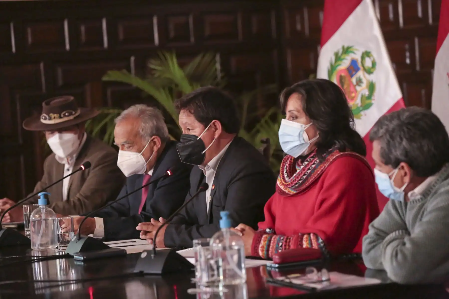 El presidente del Consejo de Ministros, Guido Bellido, junto a los ministros de Estado brindan conferencia de prensa. Participan la vicepresidenta de la República y titular del MIDIS, Dina Boluarte; el ministro de Salud, Hernando Cevallos; el ministro de Agricultura, Víctor Maita y el ministro de Justicia, Anibal Torres. Foto: ANDINA/PCM