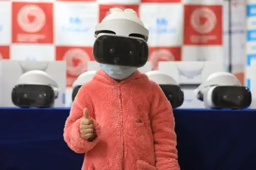Presidente ejecutivo, doctor Mario Carhuapoma, destaca que dispositivos serán usados como terapia de distracción en los niños, mientras son sometidos a procedimientos oncológicos. Foto: EsSalud.