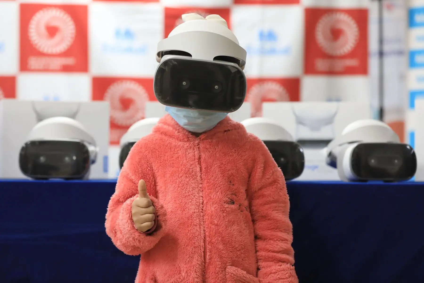 Presidente ejecutivo, doctor Mario Carhuapoma, destaca que dispositivos serán usados como terapia de distracción en los niños, mientras son sometidos a procedimientos oncológicos. Foto: EsSalud.
