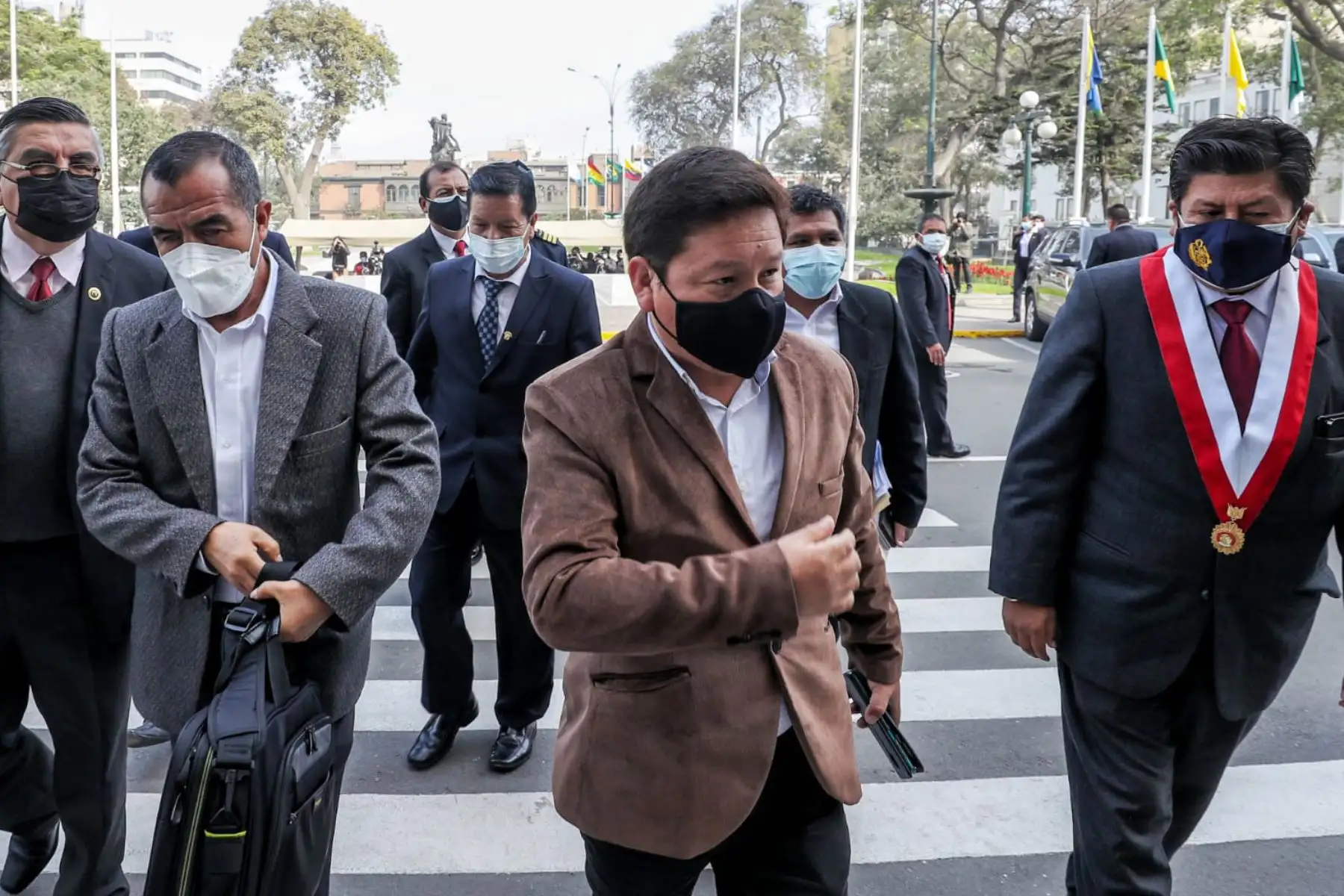 El presidente del Consejo de Ministros, Guido Bellido, junto al ministro de Trabajo, Iber Maraví, a su llegada al Congreso. Foto: ANDINA/Difusión
