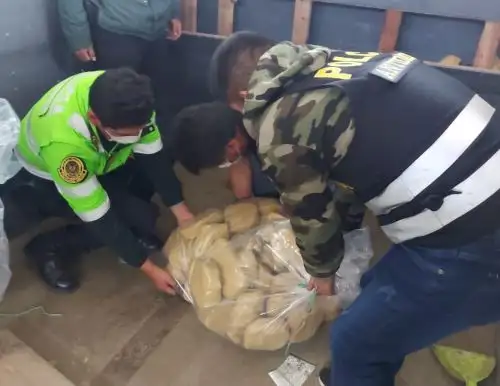 Policía incauta más de 180 kilos de cocaína en la carretera Cusco-Paucartambo. El operativo se ejecutó en la provincia de Quispicanchi.