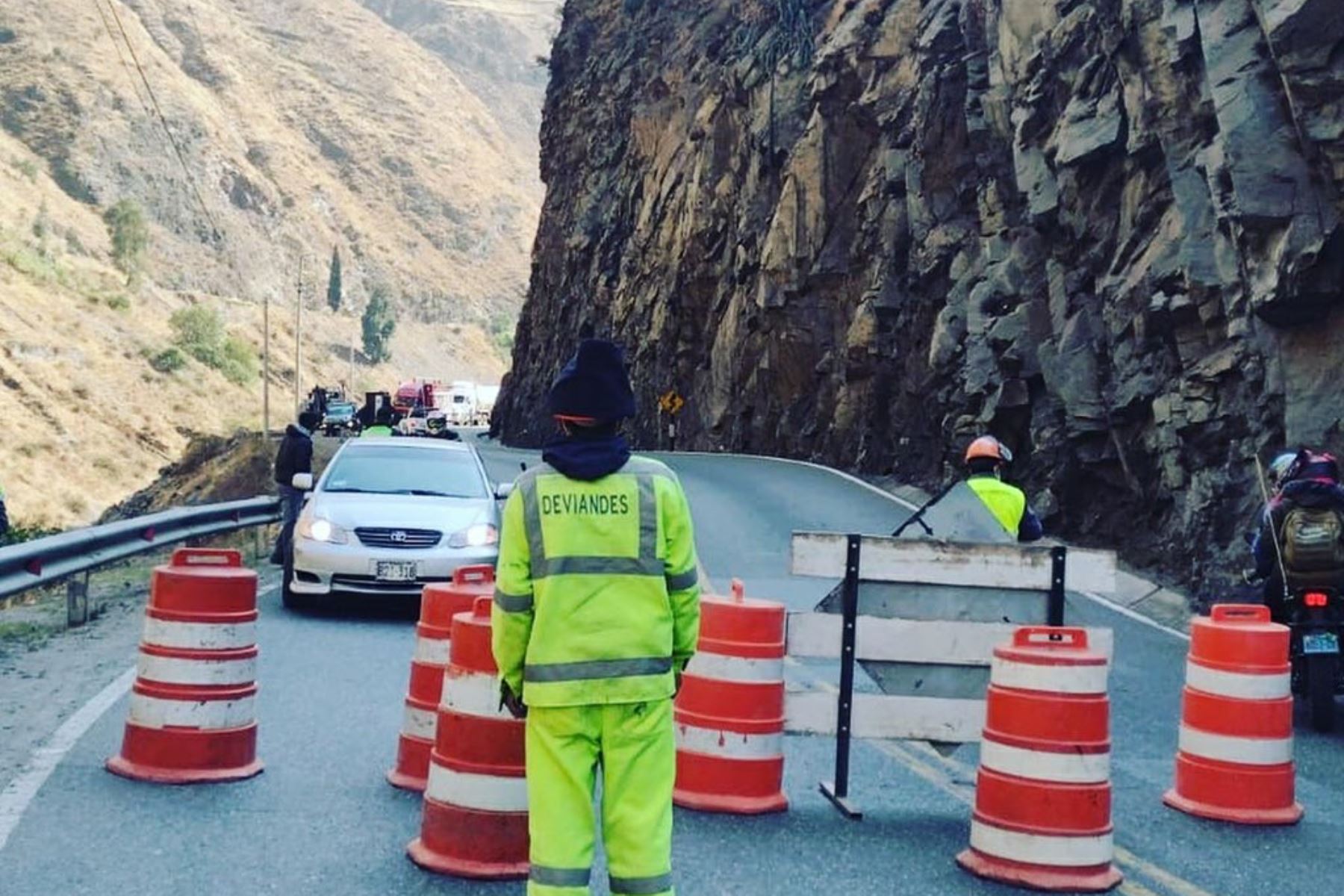 MTC informa de trabajos de limpieza en la carretera Central, a la altura del distrito de San Mateo, región Lima para evitar accidentes.