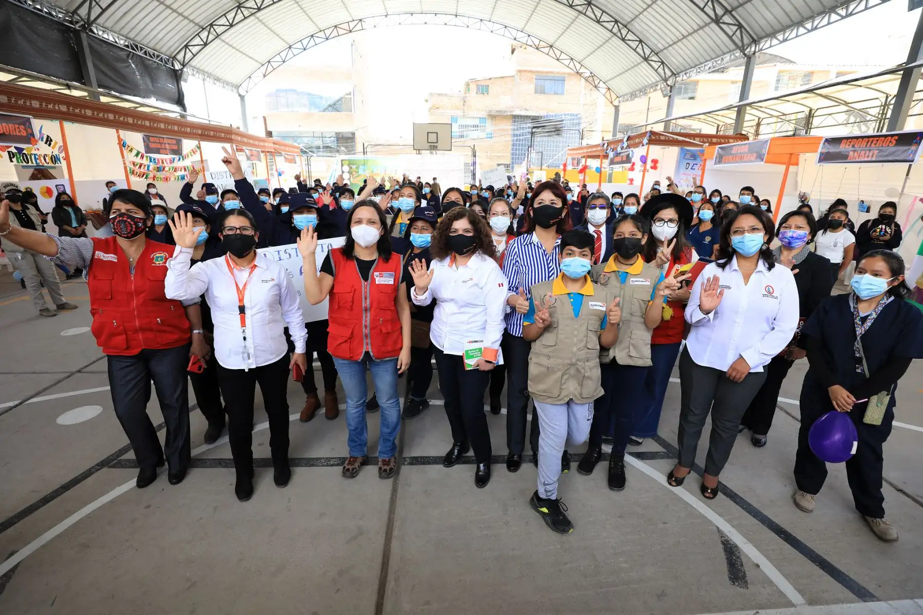 La ministra de la Mujer y Poblaciones Vulnerables, Anahí Durand, se reunió en el Gobernador Regional de Ayacucho, Carlos Rúa Carbajal para ratificar y fortalecer acuerdos previos interinstitucionales, a través de una agenda conjunta de trabajo en beneficio de las mujeres y de las poblaciones vulnerables de la región. Foto: ANDINA/Ministerio de la Mujer