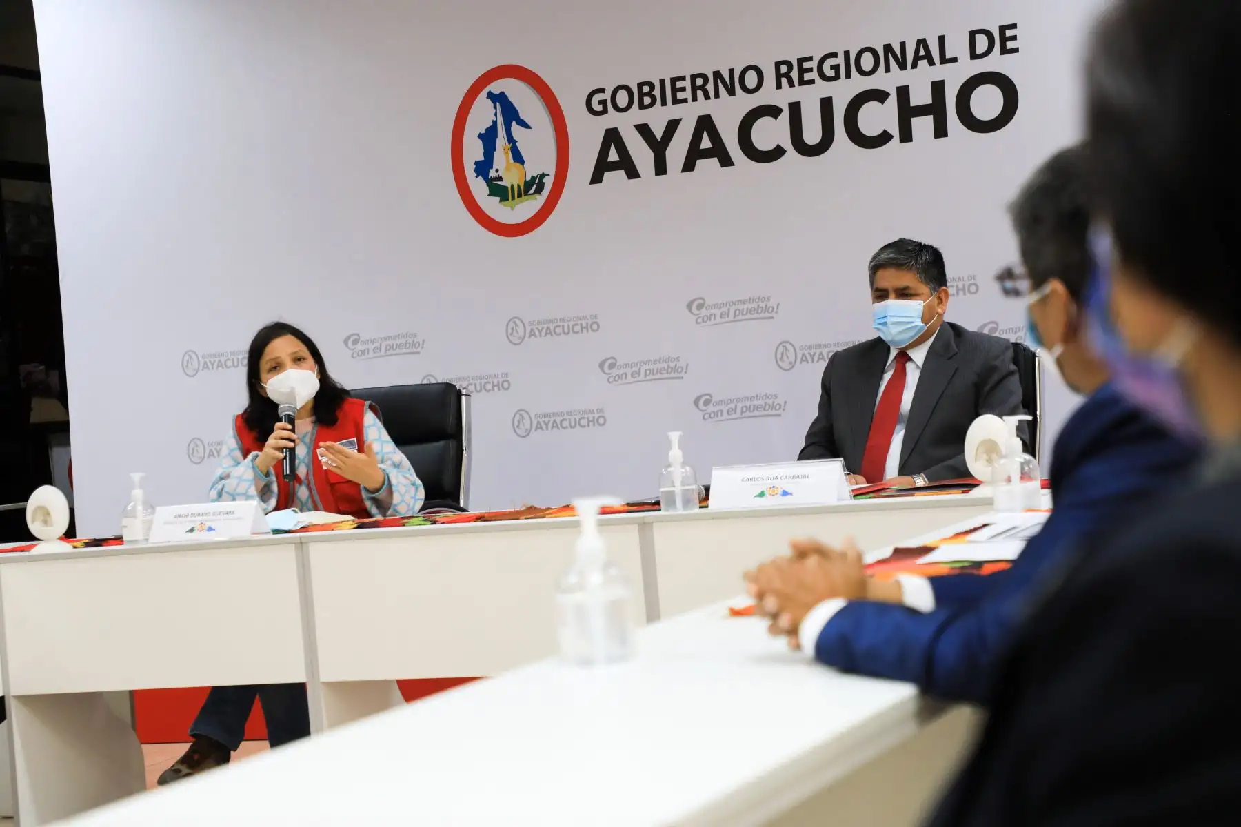 La ministra de la Mujer y Poblaciones Vulnerables, Anahí Durand, se reunió en el Gobernador Regional de Ayacucho, Carlos Rúa Carbajal para ratificar y fortalecer acuerdos previos interinstitucionales, a través de una agenda conjunta de trabajo en beneficio de las mujeres y de las poblaciones vulnerables de la región. Foto: ANDINA/Ministerio de la Mujer