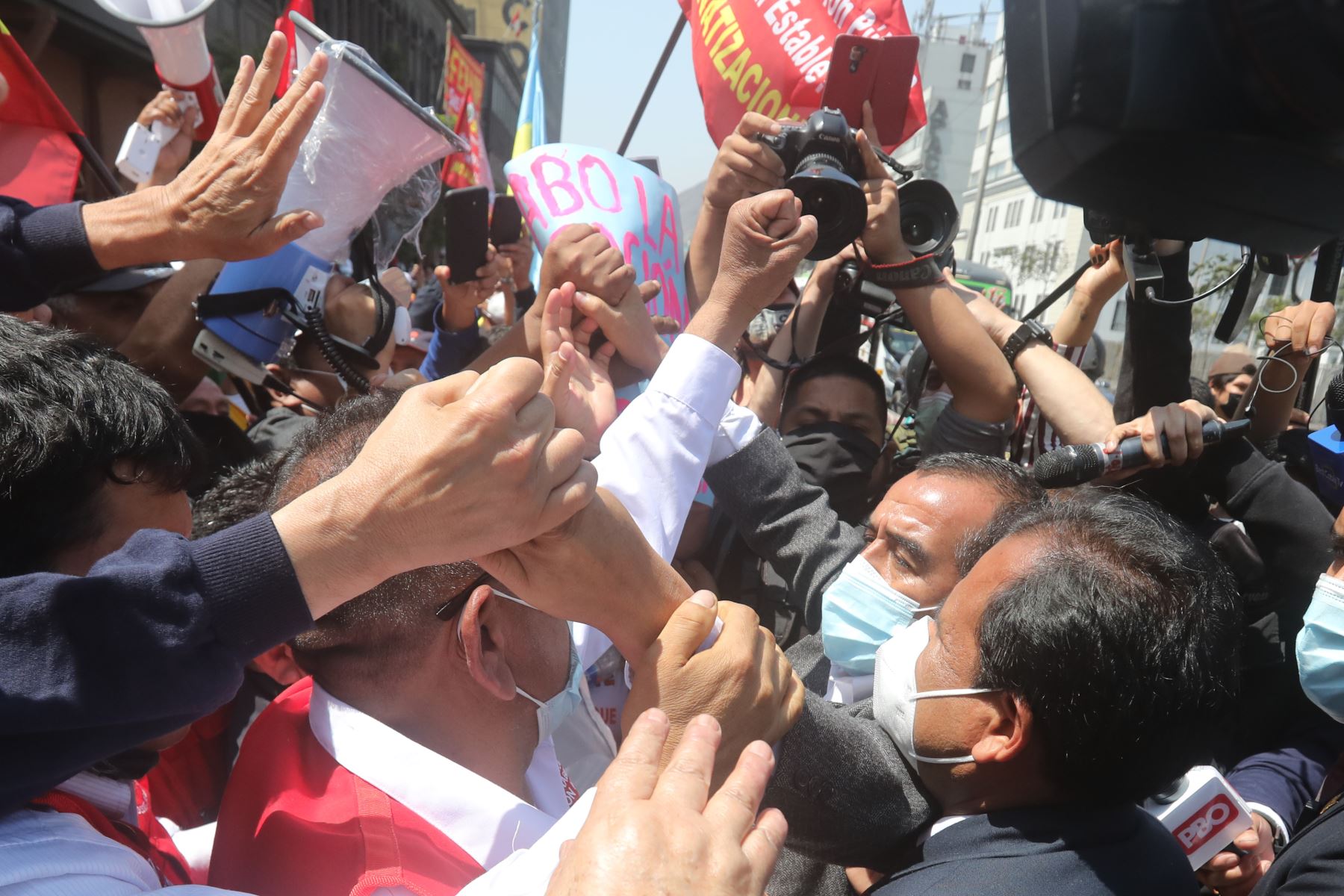El ministro de Trabajo, Iber Maraví, saluda a simpatizantes en los exteriores del Congreso. Foto: ANDINA/Andrés Valle
