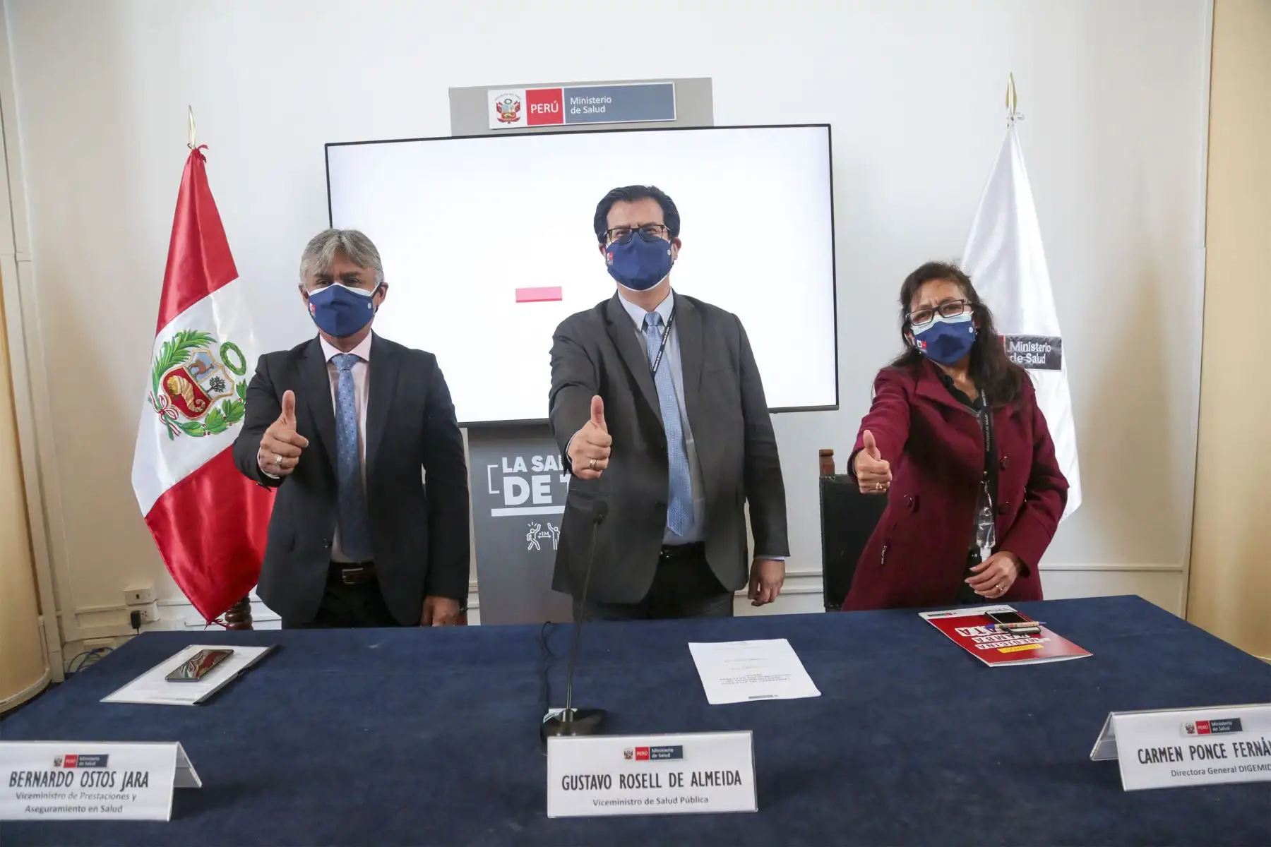 Los viceministros Gustavo Rosell y Bernardo Ostos lanzaron la plataforma Renoxi Perú que permite conocer el stock y consumo de oxígeno medicinal reportado por las instituciones prestadoras de salud a nivel nacional.
Foto: Minsa