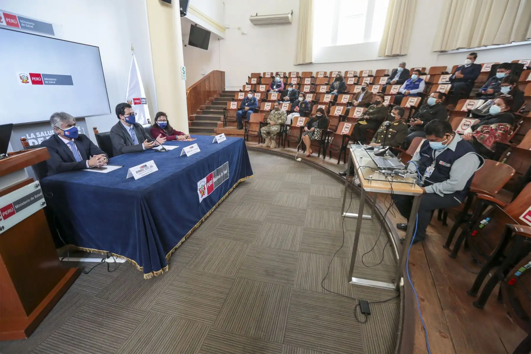 Los viceministros Gustavo Rosell y Bernardo Ostos lanzaron la plataforma Renoxi Perú que permite conocer el stock y consumo de oxígeno medicinal reportado por las instituciones prestadoras de salud a nivel nacional.
Foto: Minsa