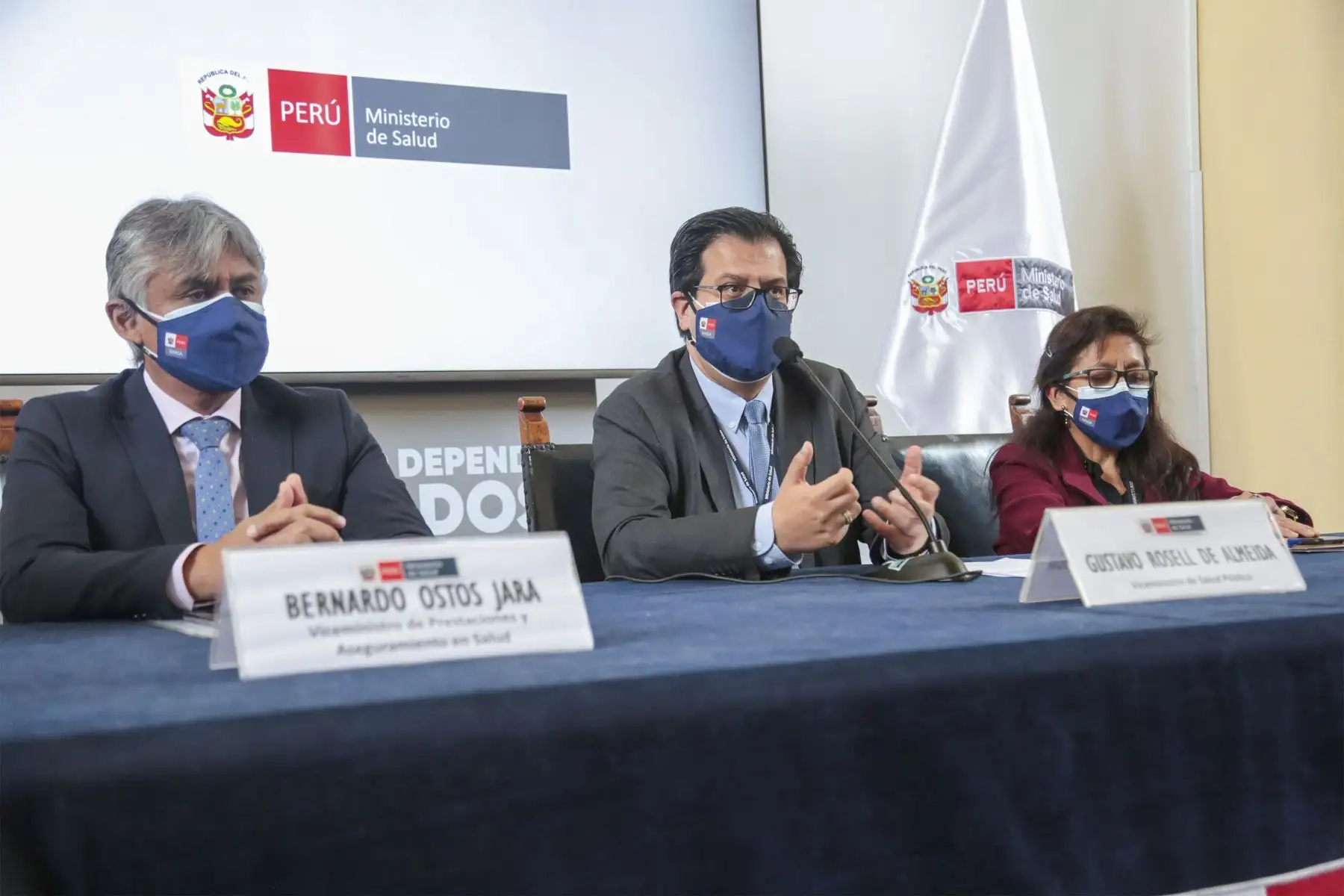 Los viceministros Gustavo Rosell y Bernardo Ostos lanzaron la plataforma Renoxi Perú que permite conocer el stock y consumo de oxígeno medicinal reportado por las instituciones prestadoras de salud a nivel nacional.
Foto: Minsa