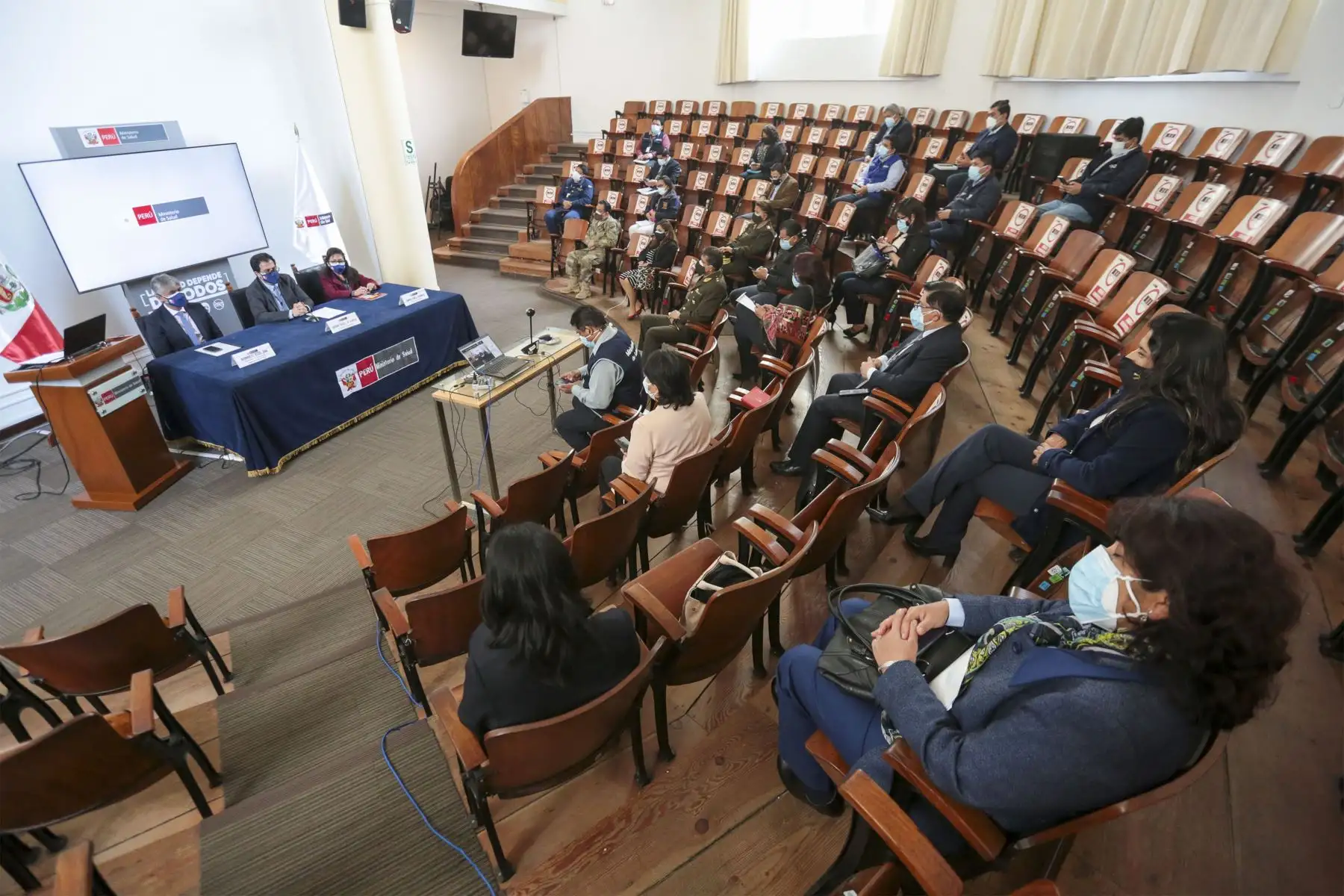 Los viceministros Gustavo Rosell y Bernardo Ostos lanzaron la plataforma Renoxi Perú que permite conocer el stock y consumo de oxígeno medicinal reportado por las instituciones prestadoras de salud a nivel nacional.
Foto: Minsa