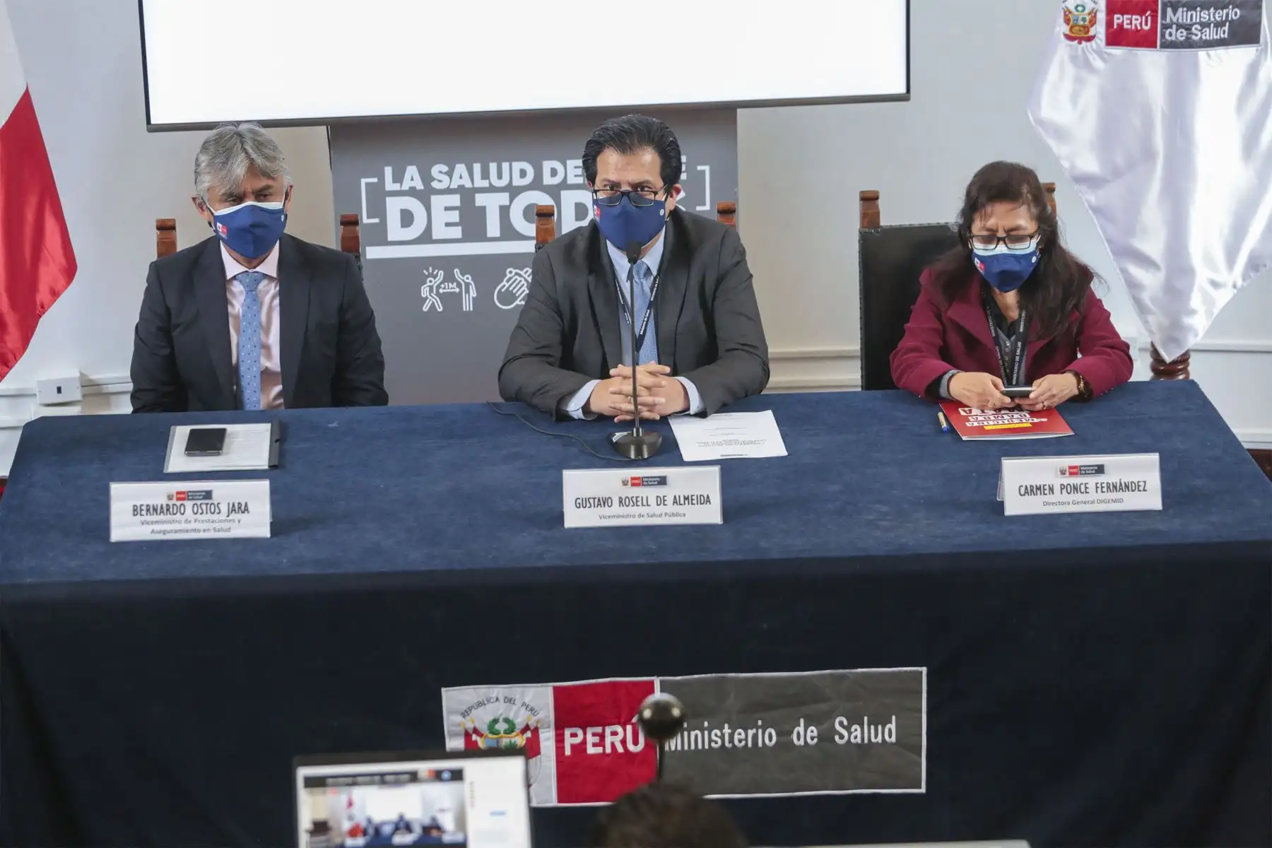 Los viceministros Gustavo Rosell y Bernardo Ostos lanzaron la plataforma Renoxi Perú que permite conocer el stock y consumo de oxígeno medicinal reportado por las instituciones prestadoras de salud a nivel nacional.
Foto: Minsa