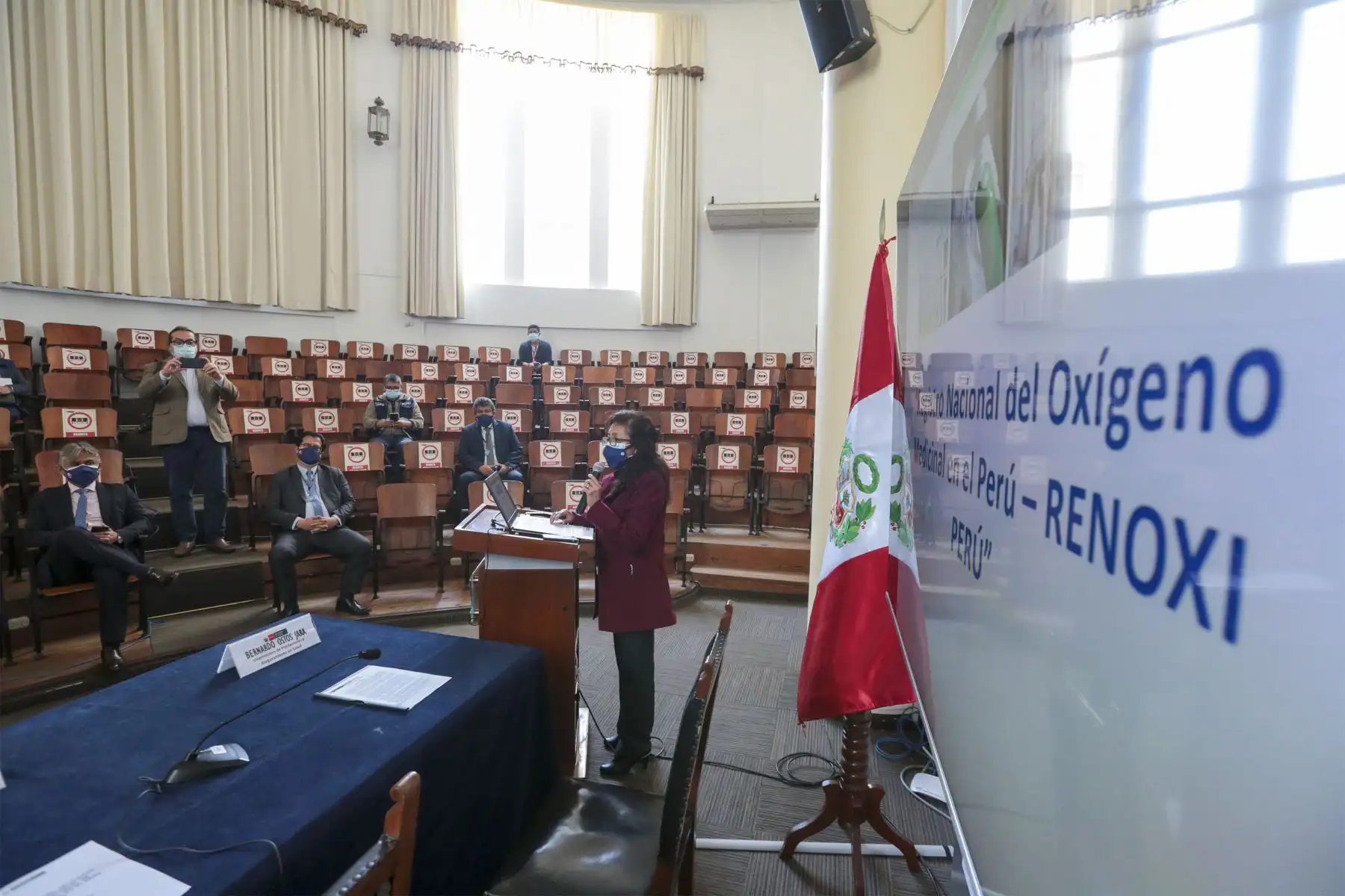 Los viceministros Gustavo Rosell y Bernardo Ostos lanzaron la plataforma Renoxi Perú que permite conocer el stock y consumo de oxígeno medicinal reportado por las instituciones prestadoras de salud a nivel nacional.
Foto: Minsa