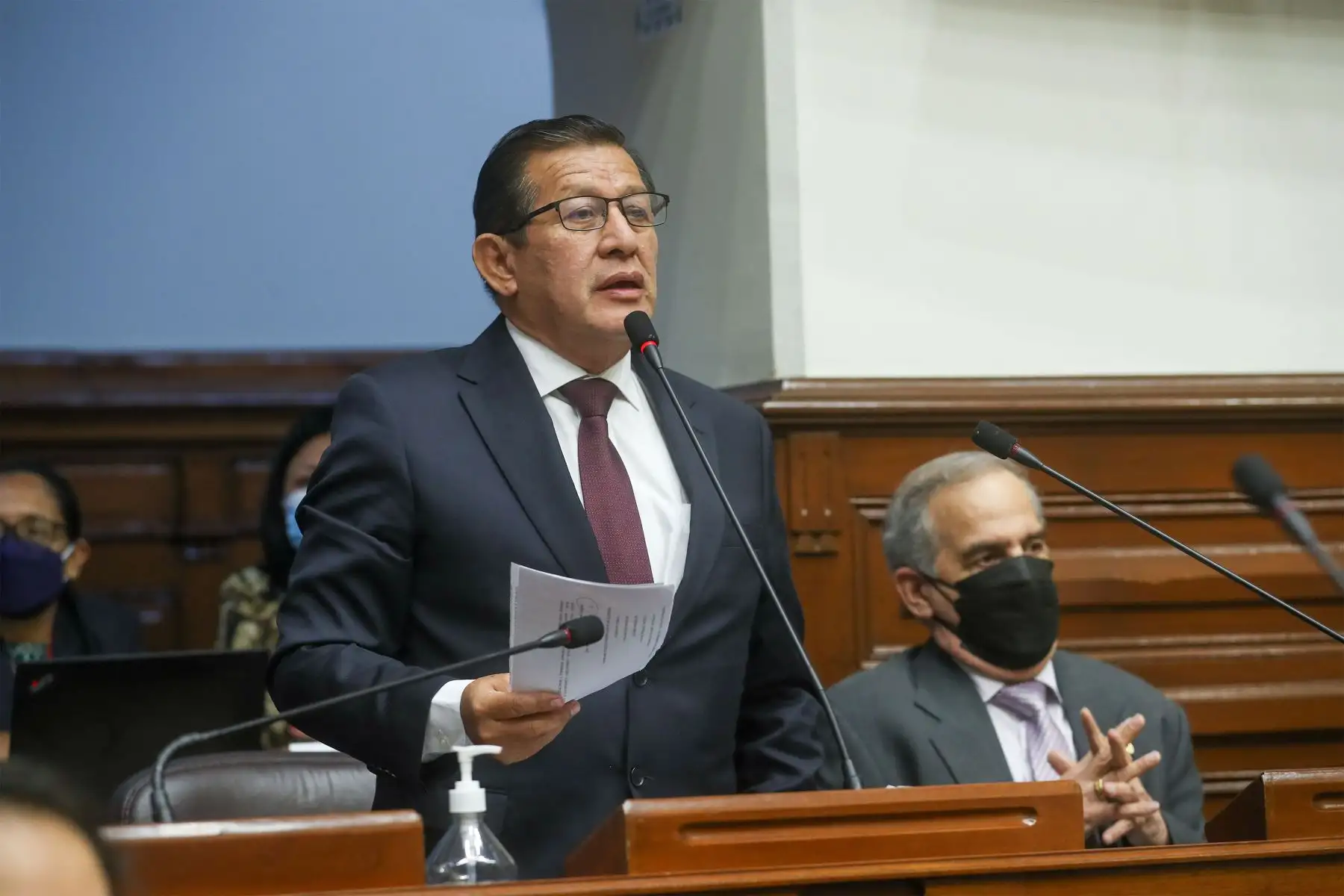 El vocero de Alianza para el Progreso (APP), Eduardo Salhuana, participa en el Pleno del Congreso.
Foto: Congreso