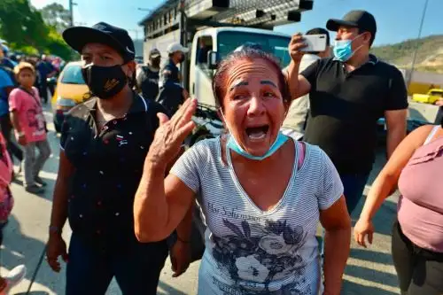 Familiares de reos fallecidos esperan en los exteriores de la morgue para que les entreguen los cuerpos de las víctimas, tras la masacre que dejó al menos 116 muertos en una prisión de Guayaquil (Ecuador). EFE/ Marcos Pin