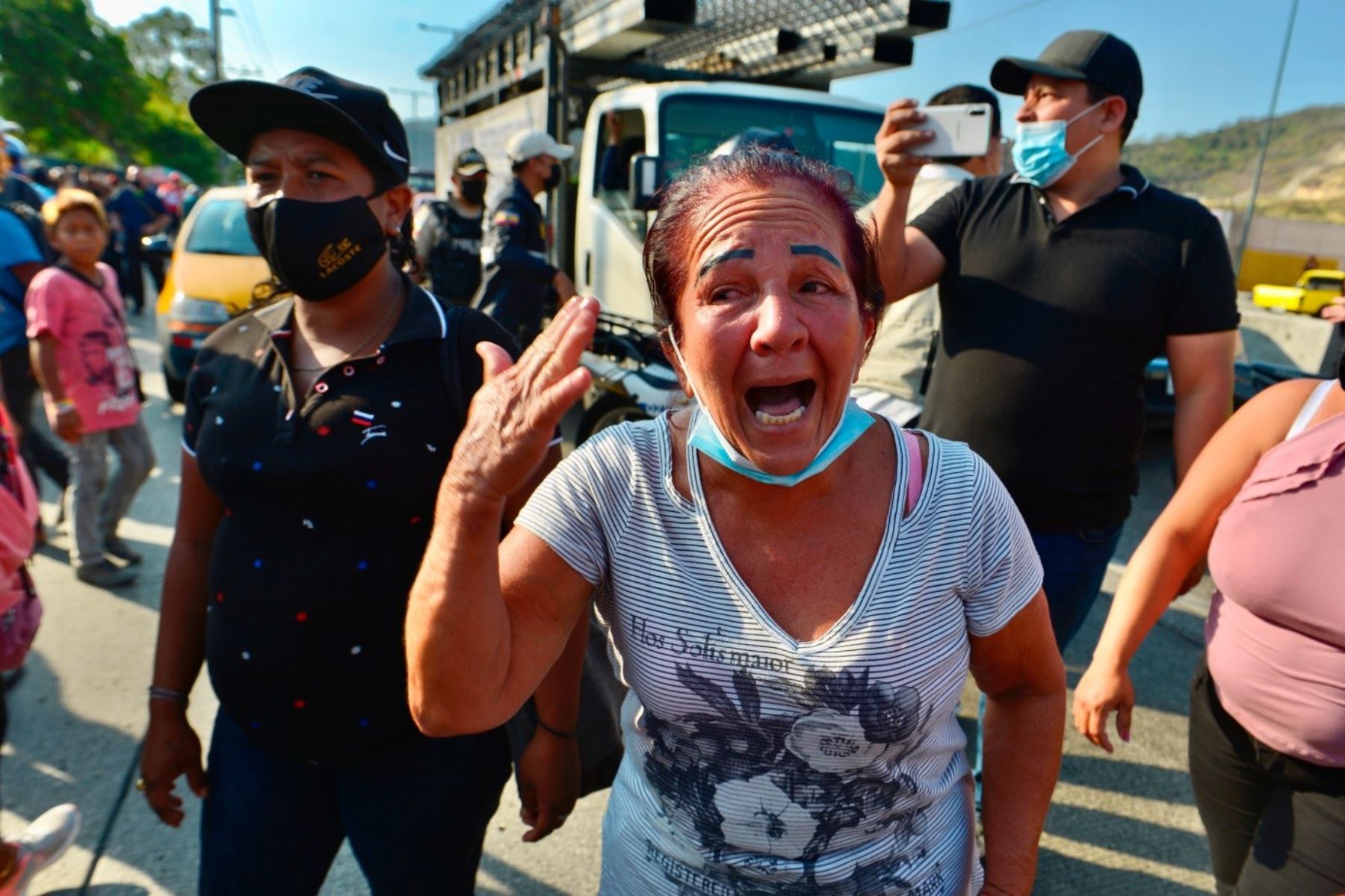 Familiares de reos fallecidos esperan en los exteriores de la morgue para que les entreguen los cuerpos de las víctimas, tras la masacre que dejó al menos 116 muertos en una prisión de Guayaquil (Ecuador). EFE/ Marcos Pin