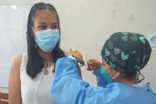 A la par de la inoculación de los jóvenes, se convoca en los mismos puntos de vacunación a las personas de 25 a 29 años; así como a los rezagados de 30, 40, 50 ,60 ,70 y 80 años a más.