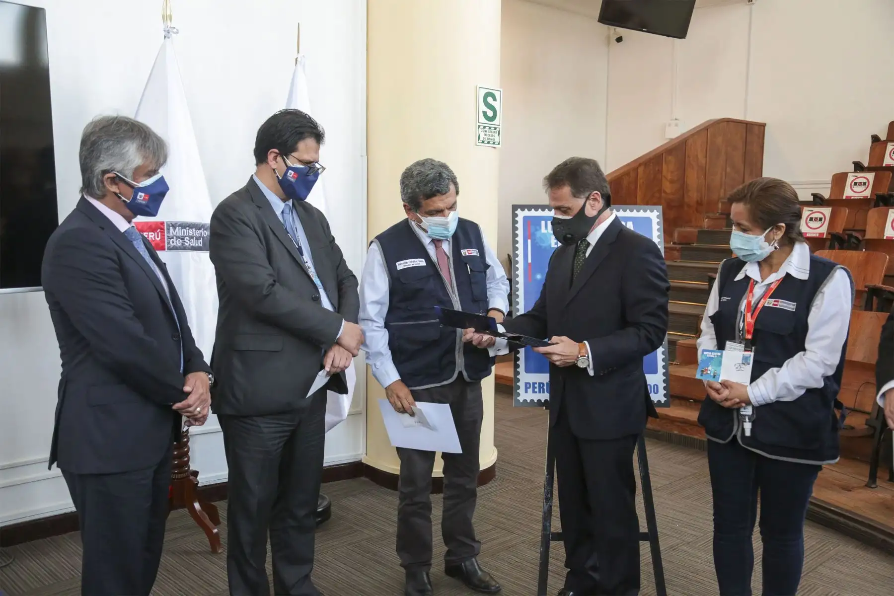 Ministro de Salud, Hernando Cevallos, participó de la ceremonia de matasellado del primer día de emisión del sello postal en “Homenaje a héroes de la lucha contra la COVID-19”.
Foto: Minsa