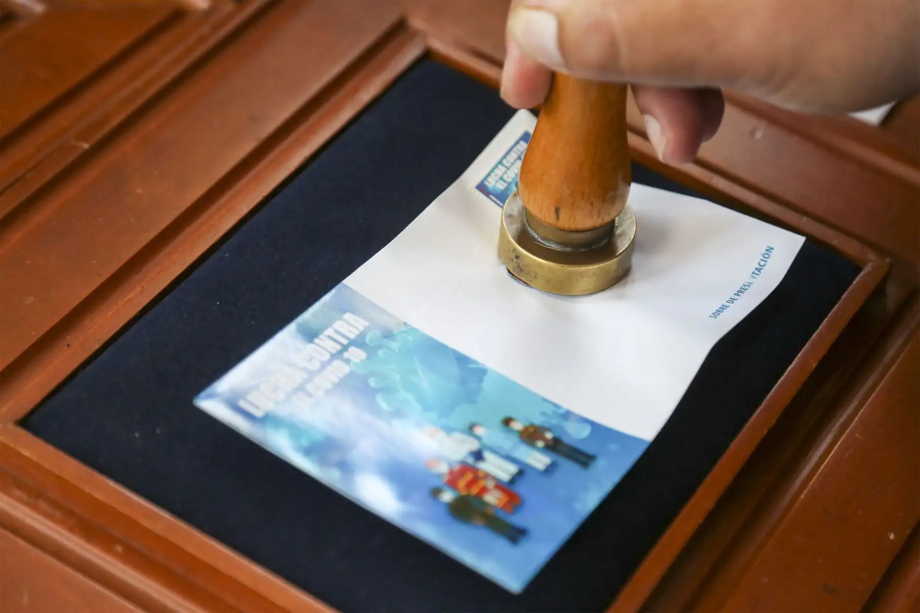 Ministro de Salud, Hernando Cevallos, participó de la ceremonia de matasellado del primer día de emisión del sello postal en “Homenaje a héroes de la lucha contra la COVID-19”.
Foto: Minsa