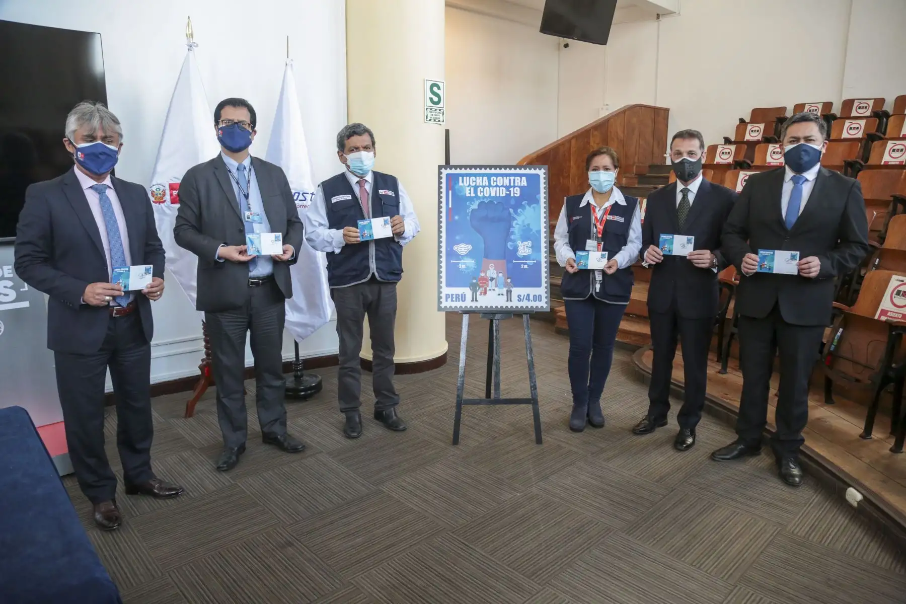 Ministro de Salud, Hernando Cevallos, participó de la ceremonia de matasellado del primer día de emisión del sello postal en “Homenaje a héroes de la lucha contra la COVID-19”.
Foto: Minsa