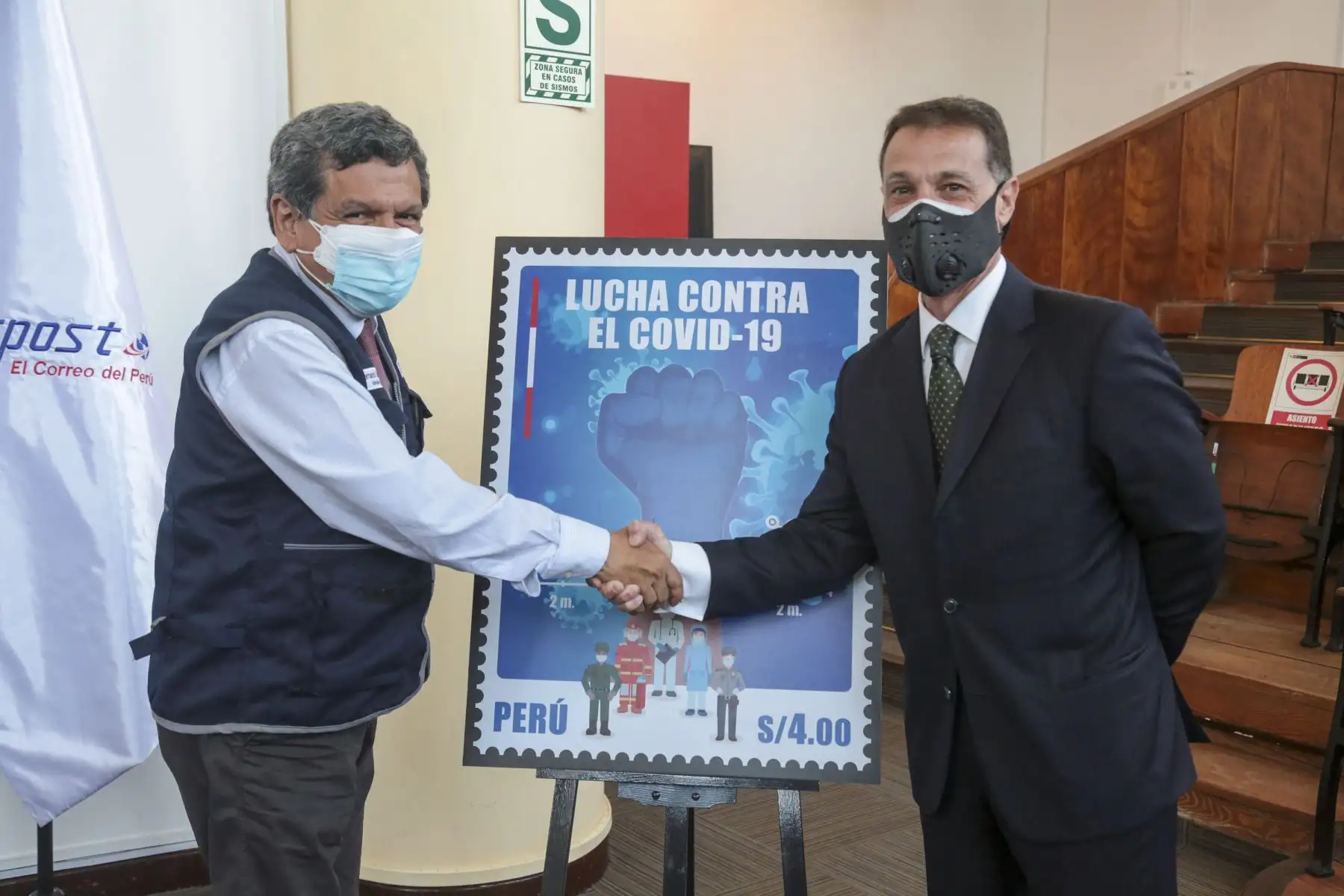 Ministro de Salud, Hernando Cevallos, participó de la ceremonia de matasellado del primer día de emisión del sello postal en “Homenaje a héroes de la lucha contra la COVID-19”.
Foto: Minsa