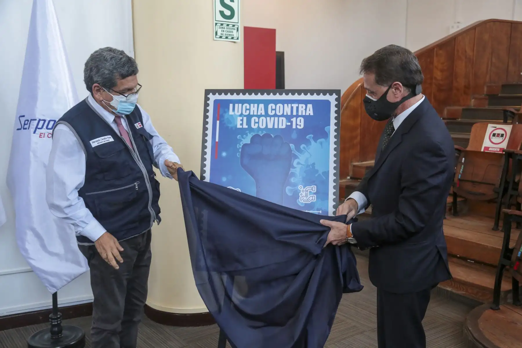 Ministro de Salud, Hernando Cevallos, participó de la ceremonia de matasellado del primer día de emisión del sello postal en “Homenaje a héroes de la lucha contra la COVID-19”.
Foto: Minsa