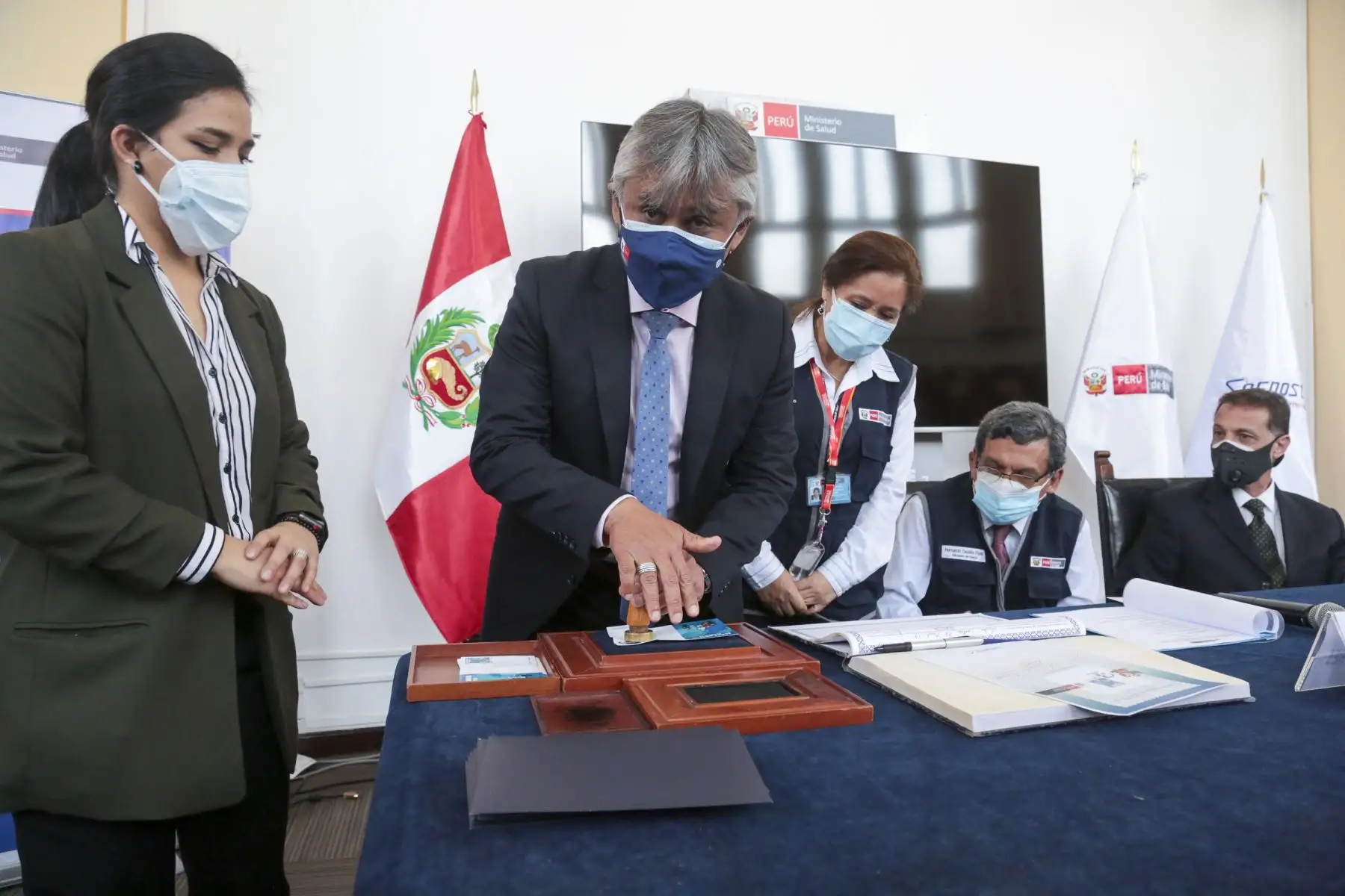 Ministro de Salud, Hernando Cevallos, participó de la ceremonia de matasellado del primer día de emisión del sello postal en “Homenaje a héroes de la lucha contra la COVID-19”.
Foto: Minsa