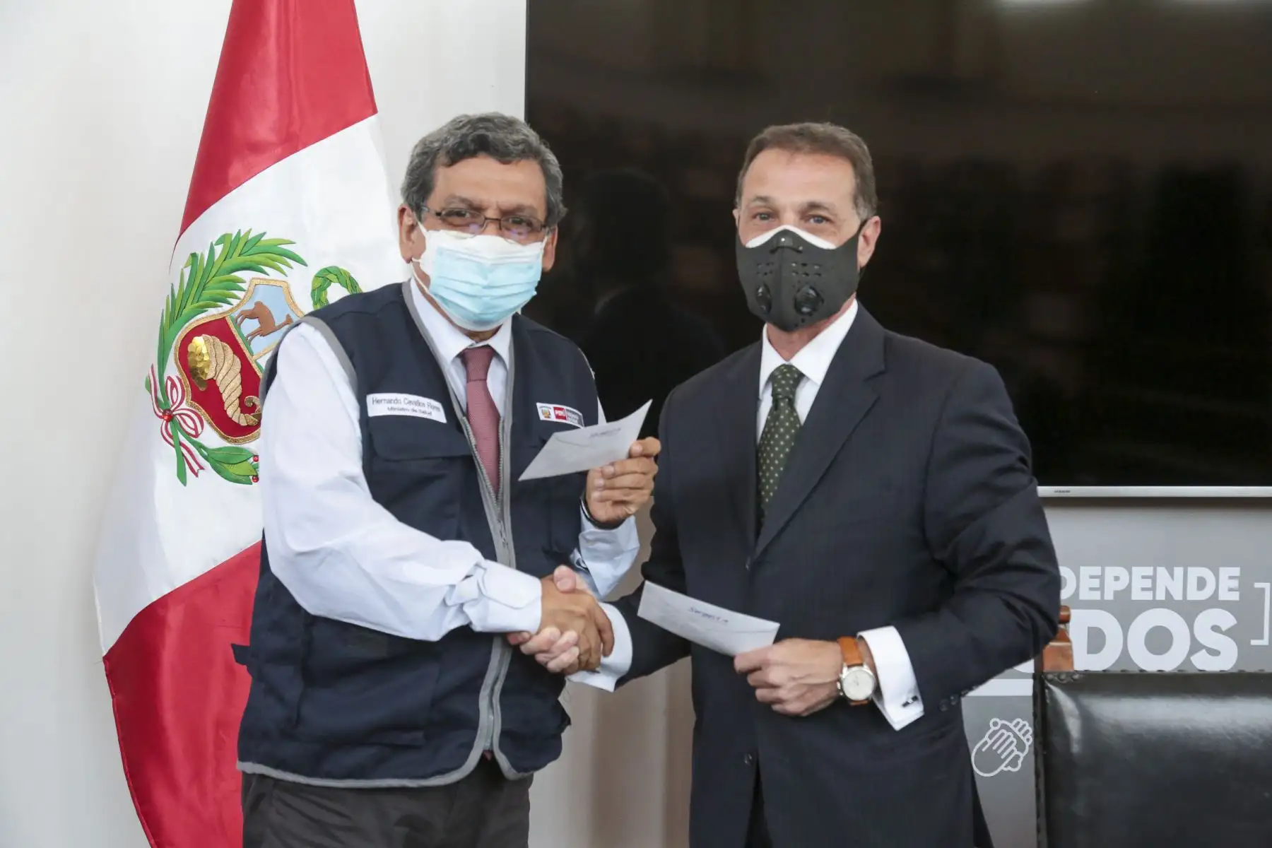 Ministro de Salud, Hernando Cevallos, participó de la ceremonia de matasellado del primer día de emisión del sello postal en “Homenaje a héroes de la lucha contra la COVID-19”.
Foto: Minsa