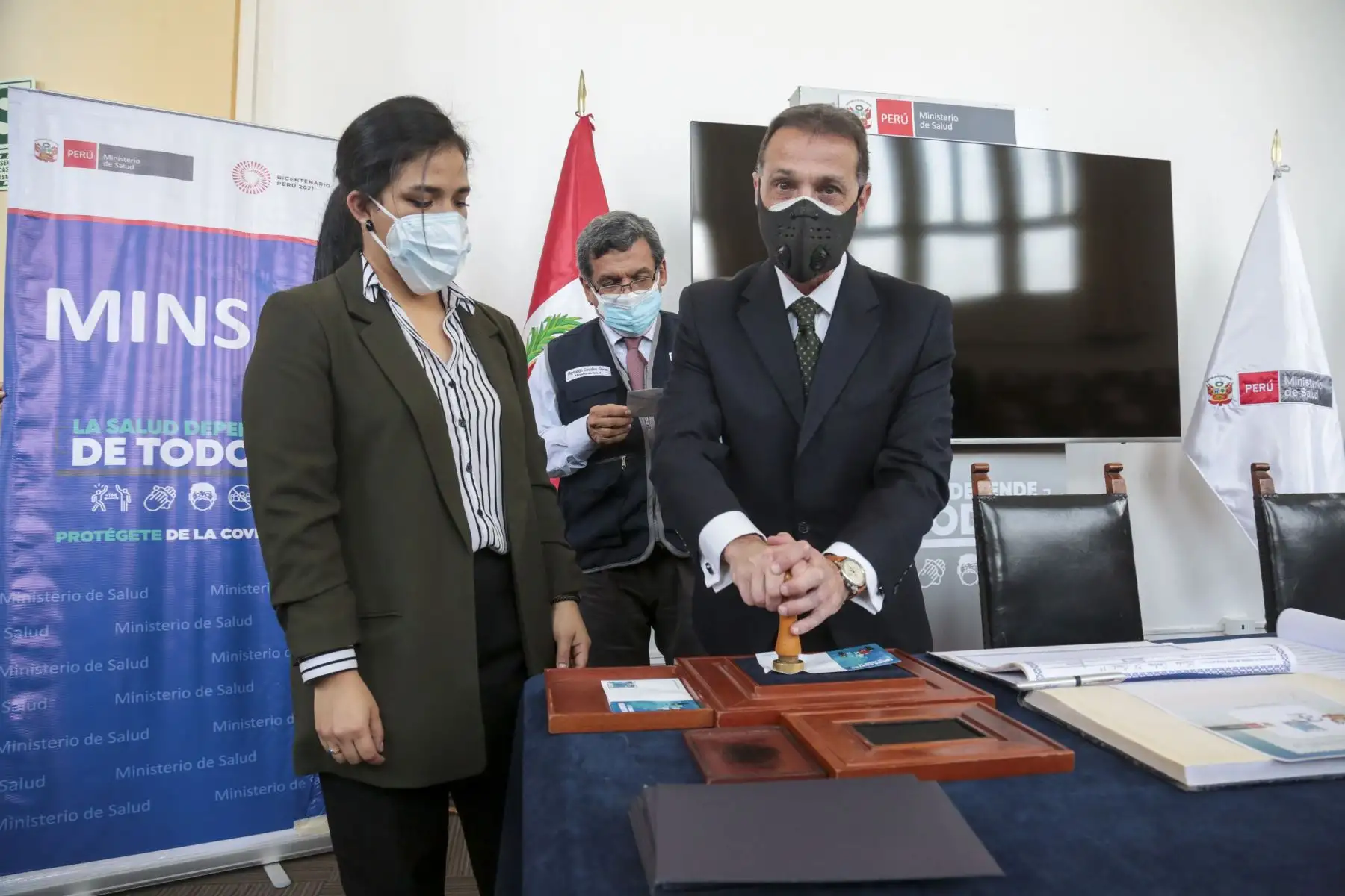 Ministro de Salud, Hernando Cevallos, participó de la ceremonia de matasellado del primer día de emisión del sello postal en “Homenaje a héroes de la lucha contra la COVID-19”.
Foto: Minsa
