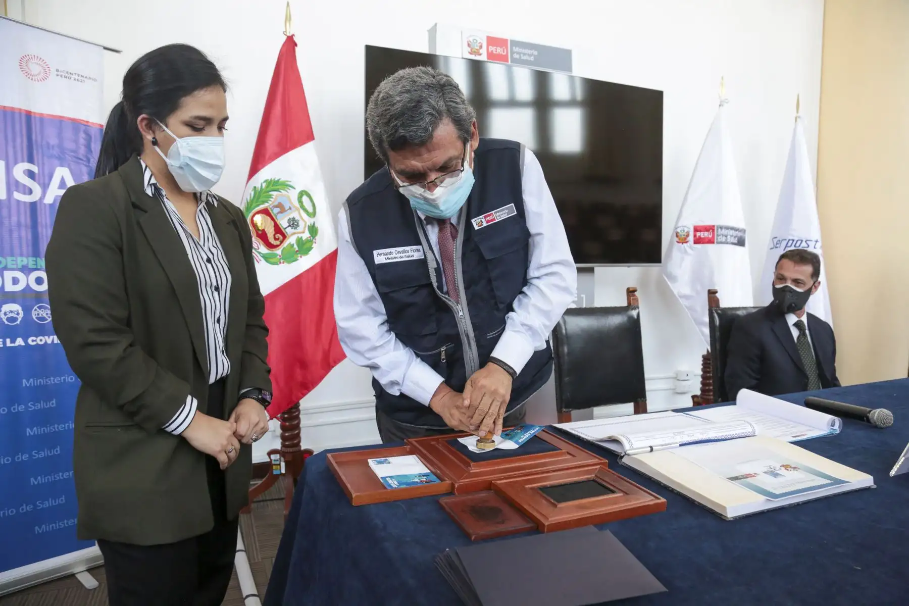 Ministro de Salud, Hernando Cevallos, participó de la ceremonia de matasellado del primer día de emisión del sello postal en “Homenaje a héroes de la lucha contra la COVID-19”.
Foto: Minsa
