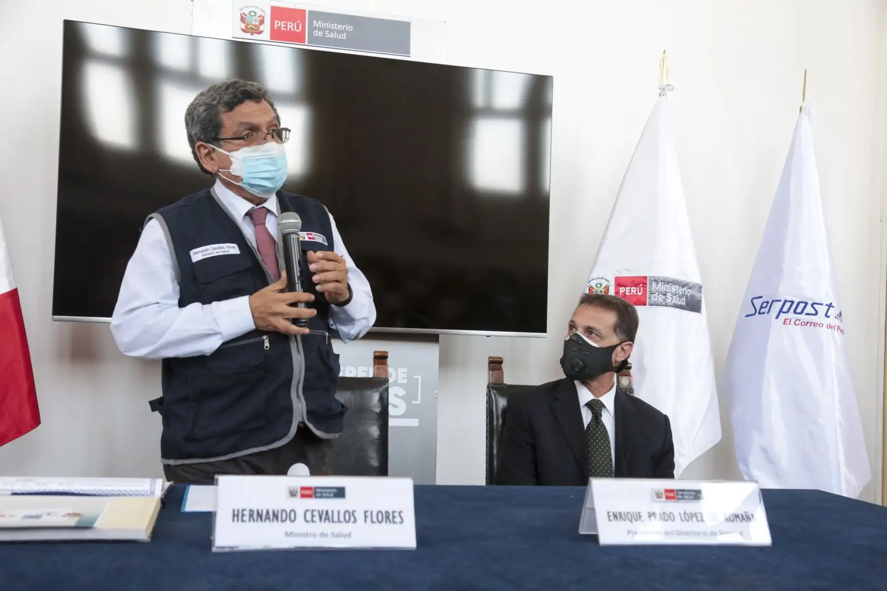 Ministro de Salud, Hernando Cevallos, participó de la ceremonia de matasellado del primer día de emisión del sello postal en “Homenaje a héroes de la lucha contra la COVID-19”.
Foto: Minsa