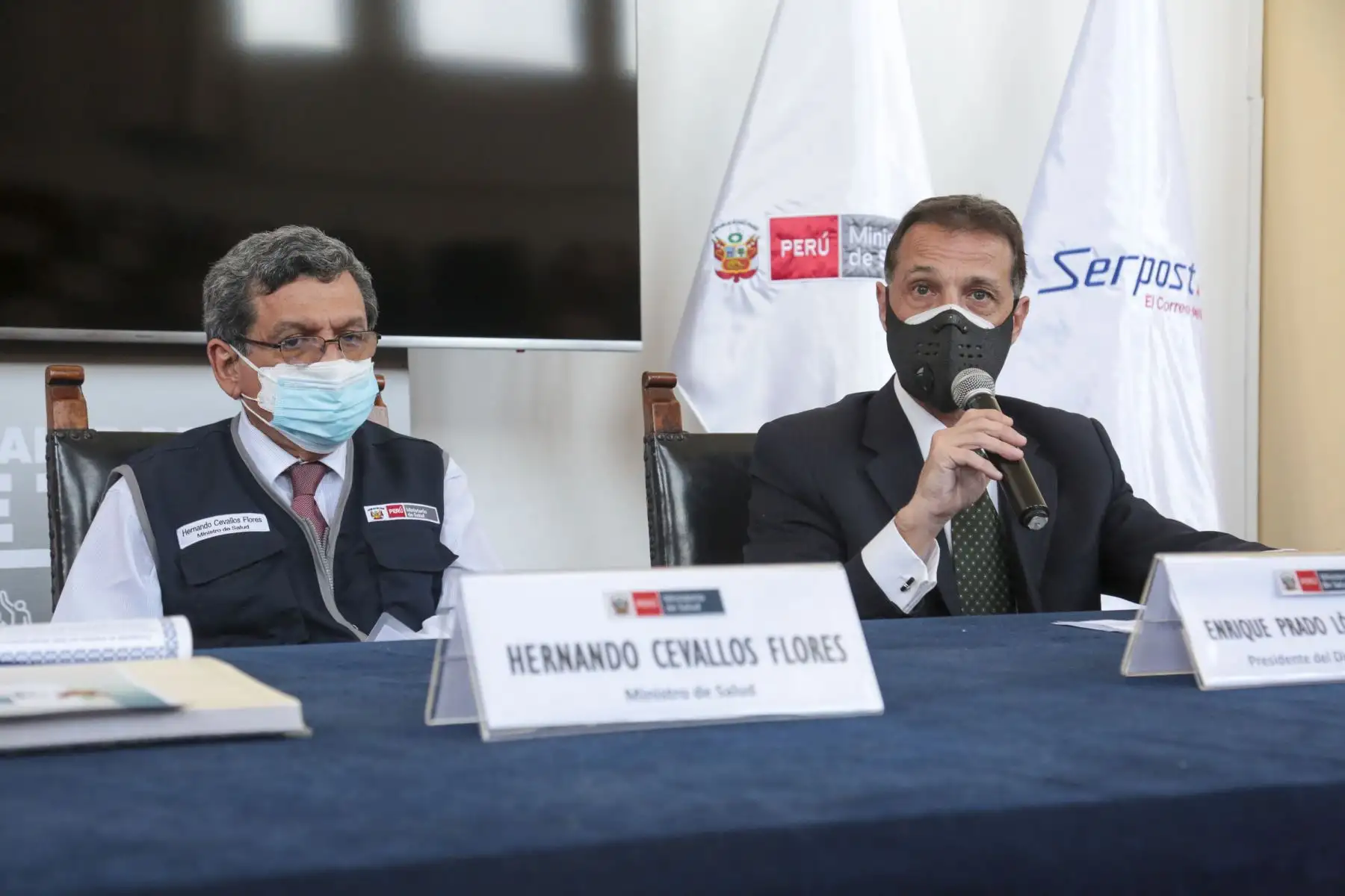 Ministro de Salud, Hernando Cevallos, participó de la ceremonia de matasellado del primer día de emisión del sello postal en “Homenaje a héroes de la lucha contra la COVID-19”.
Foto: Minsa