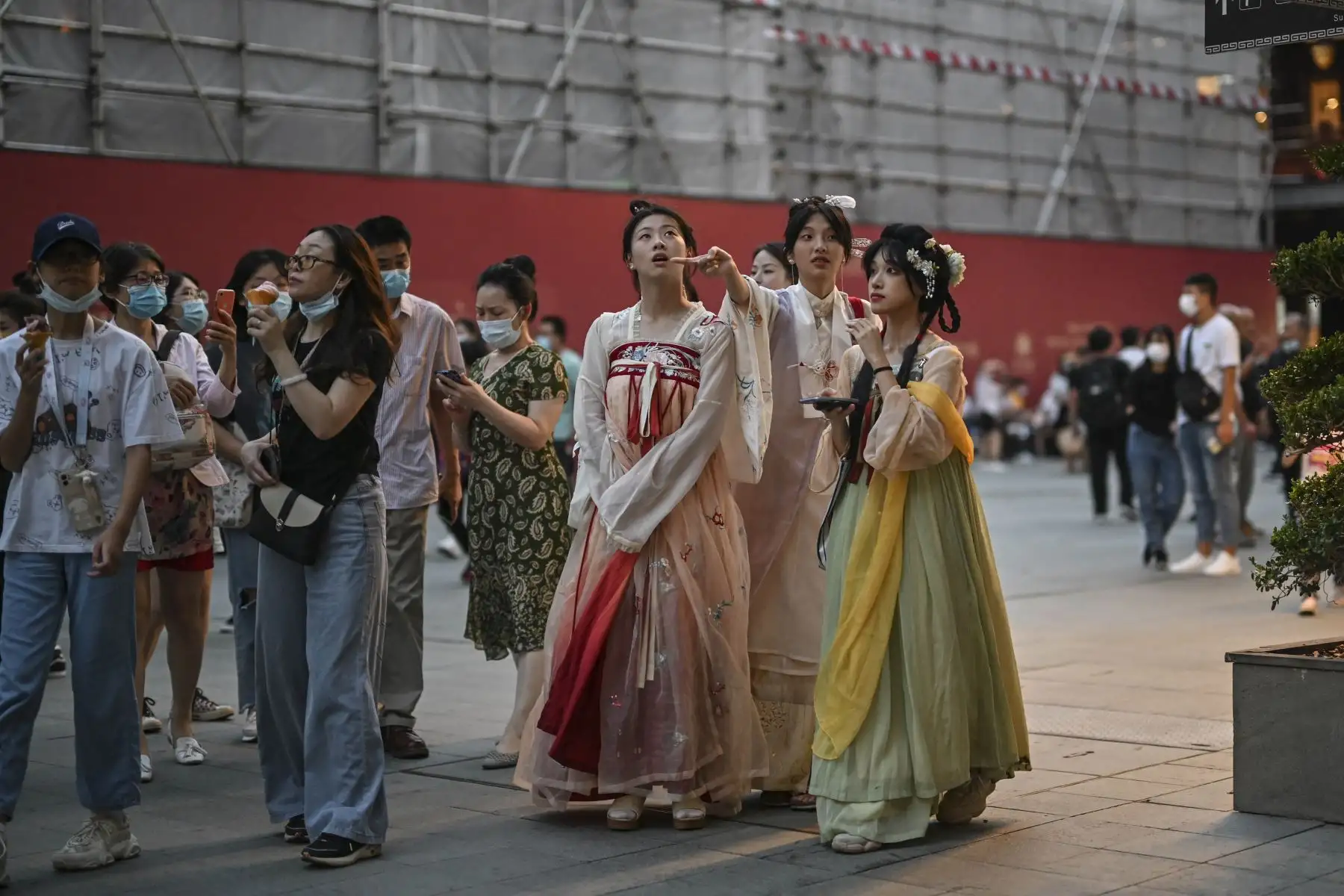 El público visita el Jardín Yu durante el día nacional de China que marca el 72 aniversario del establecimiento de la República Popular China y el feriado de la "Semana Dorada" del país en Shanghai.

Foto: AFP