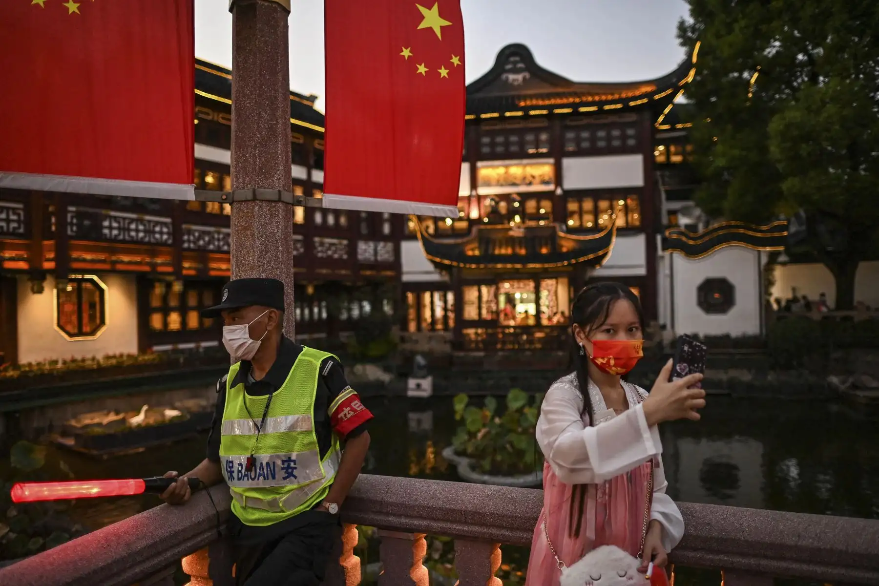 El público visita el Jardín Yu durante el día nacional de China que marca el 72 aniversario del establecimiento de la República Popular China y el feriado de la "Semana Dorada" del país en Shanghai.

Foto: AFP
