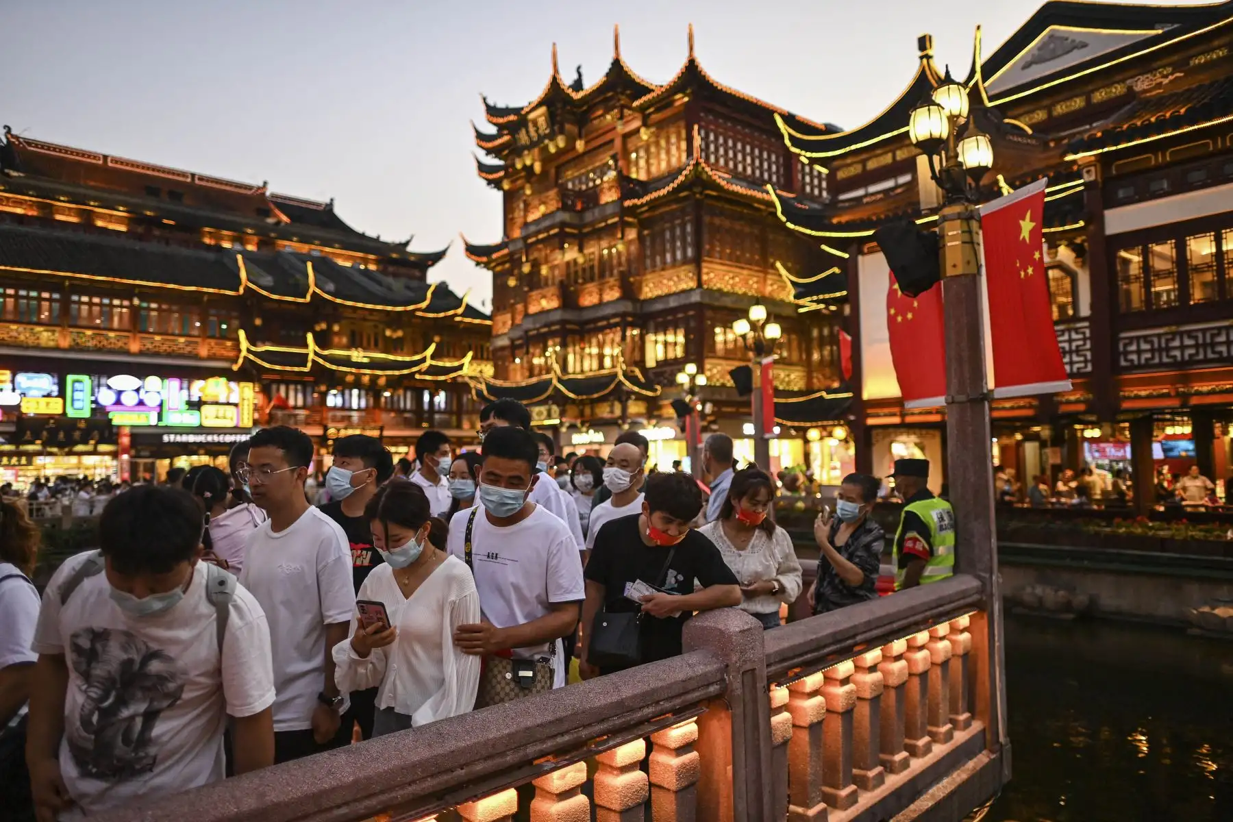 El público visita el Jardín Yu durante el día nacional de China que marca el 72 aniversario del establecimiento de la República Popular China y el feriado de la "Semana Dorada" del país en Shanghai.

Foto: AFP