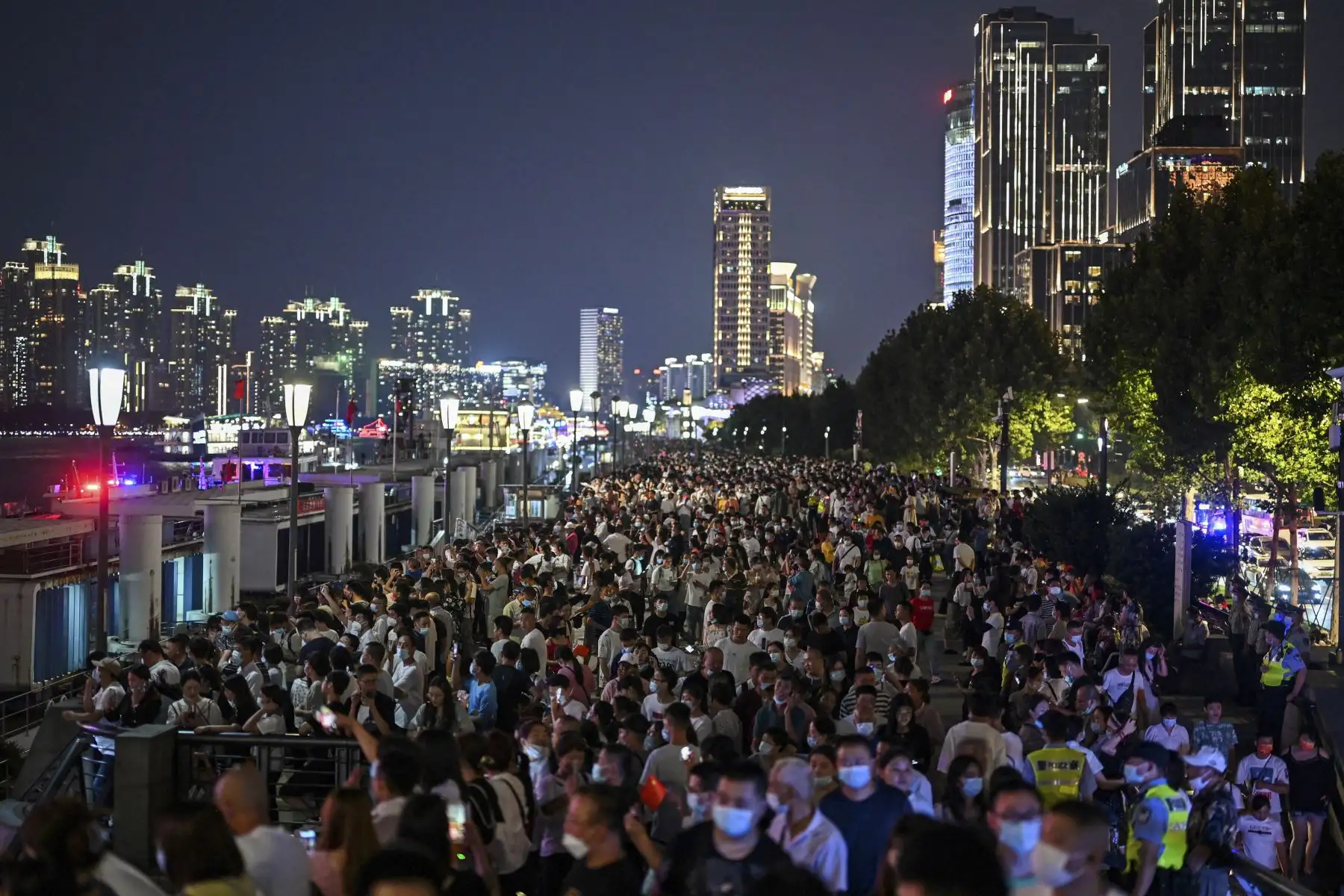 La gente camina en el Bund a lo largo del río Huangpu durante el día nacional de China que marca el 72 aniversario del establecimiento de la República Popular China y el feriado de la "Semana Dorada" del país en Shanghai.

Foto:AFP