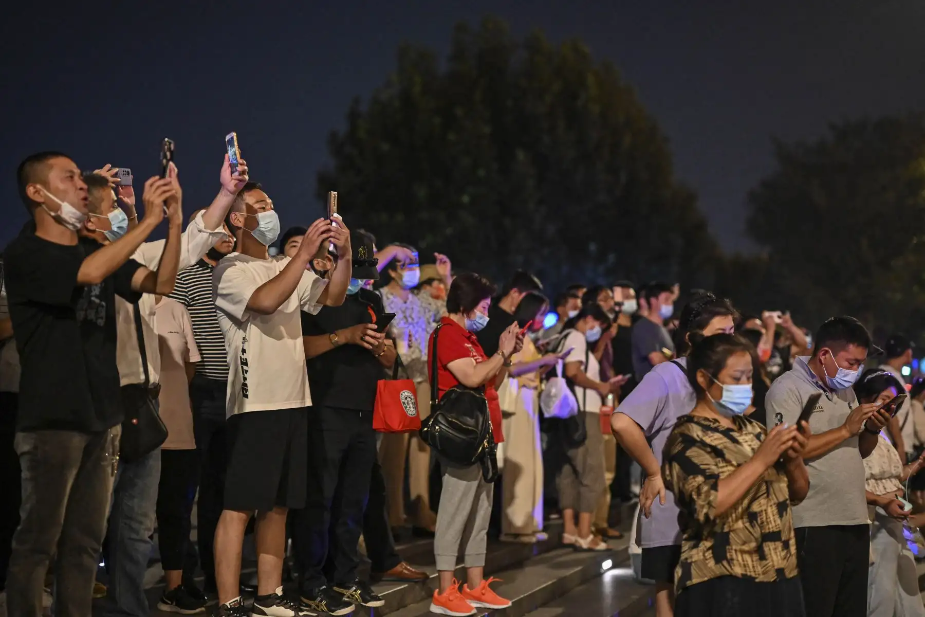 La gente se reúne en el Bund a lo largo del río Huangpu durante el día nacional de China que marca el 72 aniversario del establecimiento de la República Popular China y el feriado de la "Semana Dorada" del país en Shanghai .

Foto:AFP