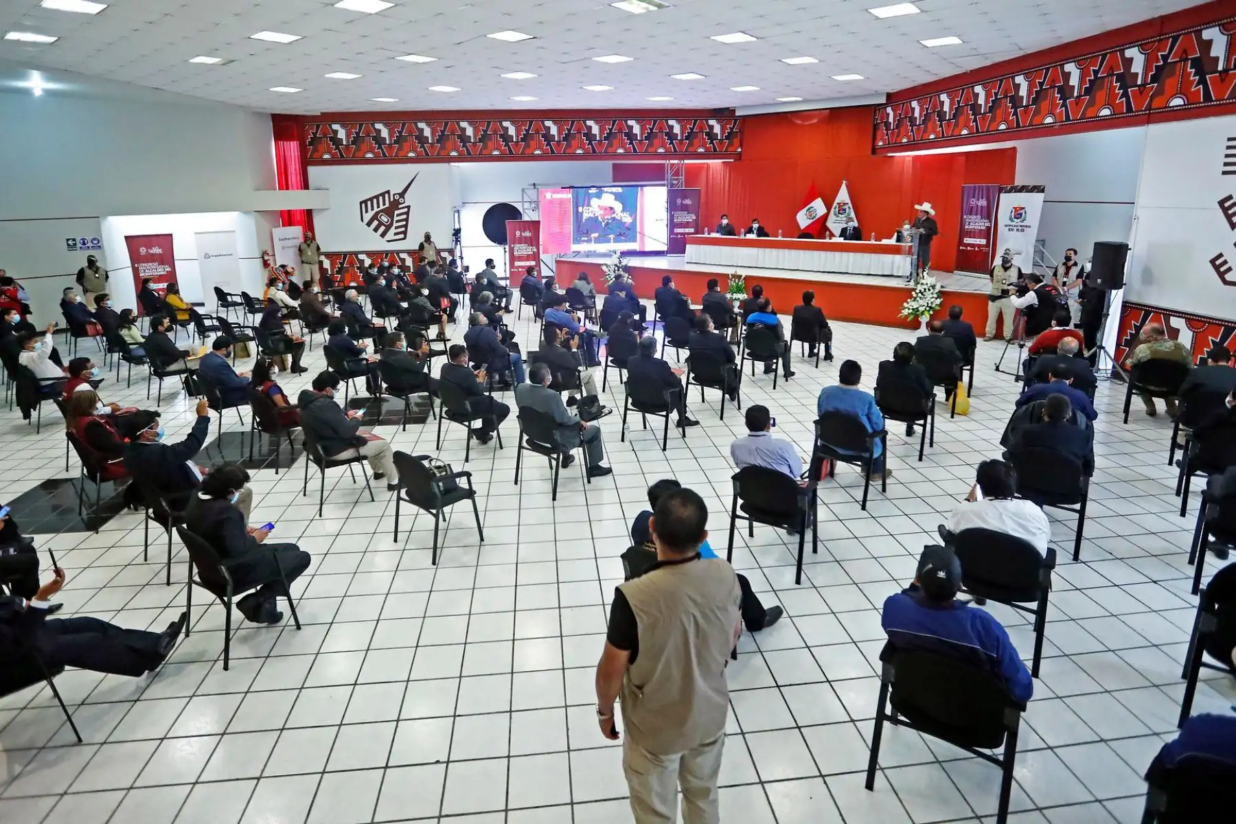 Como parte de la labor descentralizada, el presidente Pedro Castillo llegó a la región Moquegua para promover una agenda de trabajo conjunta con los alcaldes provinciales y distritales de Tacna, Puno, Cusco, Madre de Dios, Ayacucho, Piura, Loreto, Moquegua y autoridades de Bandera de Bolivia.

Foto: ANDINA/Prensa Presidencia
