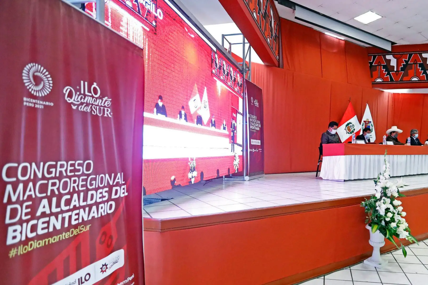 Como parte de la labor descentralizada, el presidente Pedro Castillo llegó a la región Moquegua para promover una agenda de trabajo conjunta con los alcaldes provinciales y distritales de Tacna, Puno, Cusco, Madre de Dios, Ayacucho, Piura, Loreto, Moquegua y autoridades de Bandera de Bolivia.

Foto: ANDINA/Prensa Presidencia